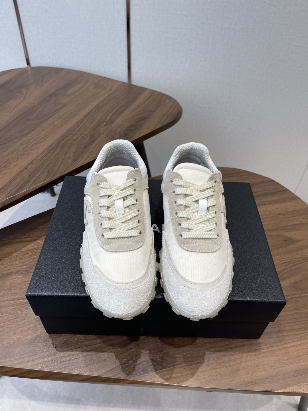 NO:788714,Chanel26SS new retro suede sneakers for early spring bring Chanel's sense of sophistication into daily life!  Retro thick-soled sneakers, suede and fabric splicing, double C Logo are a low-key finishing touch, four colors are available for year-round wear. Comfortable and not tiring on the feet, they can instantly become street fashionable when paired with suits and jeans. The suede splicing is so textured, and the sawtooth thick sole makes you look taller and slimmer. All four colors look good!  A suit is a smart sister, and a sweatshirt is an energetic girl. You can rely on it when going out in early spring. Upper velvet/twill, breathable mesh lining, original molded outsole, size 35-41 (customized sizes 40 and 41 are non-refundable), heel height 2.5cm, casual shoes/sports shoes, chanel, chanel, sneakers, hoodie, sweatshirts, jeans, business suit, chamois leather19860909Chanel26SS早春新款复古麂皮运动鞋 把香奈儿的精致感穿进日常！复古厚底运动鞋,麂皮与织物拼接,双C Logo低调点睛,四色可选承包全年穿搭.暴走不累的舒适脚感,搭配西装、牛仔裤都能秒变街头时髦精. 麂皮拼接太有质感了,锯齿厚底显高又显瘦,四色都好好看！配西装是干练姐姐,配卫衣是活力少女,早春出门靠它赢麻了. 鞋面牛反绒/斜纹布 内里透气网布 大底原版开模大底 size35-41码（40、41码定制不退换） 跟高2.5cm,休闲鞋/运动鞋,chanel,chanel,sneakers,hoodie,sweatshirts,jeans,business suit,chamois leather,Women's Shoes