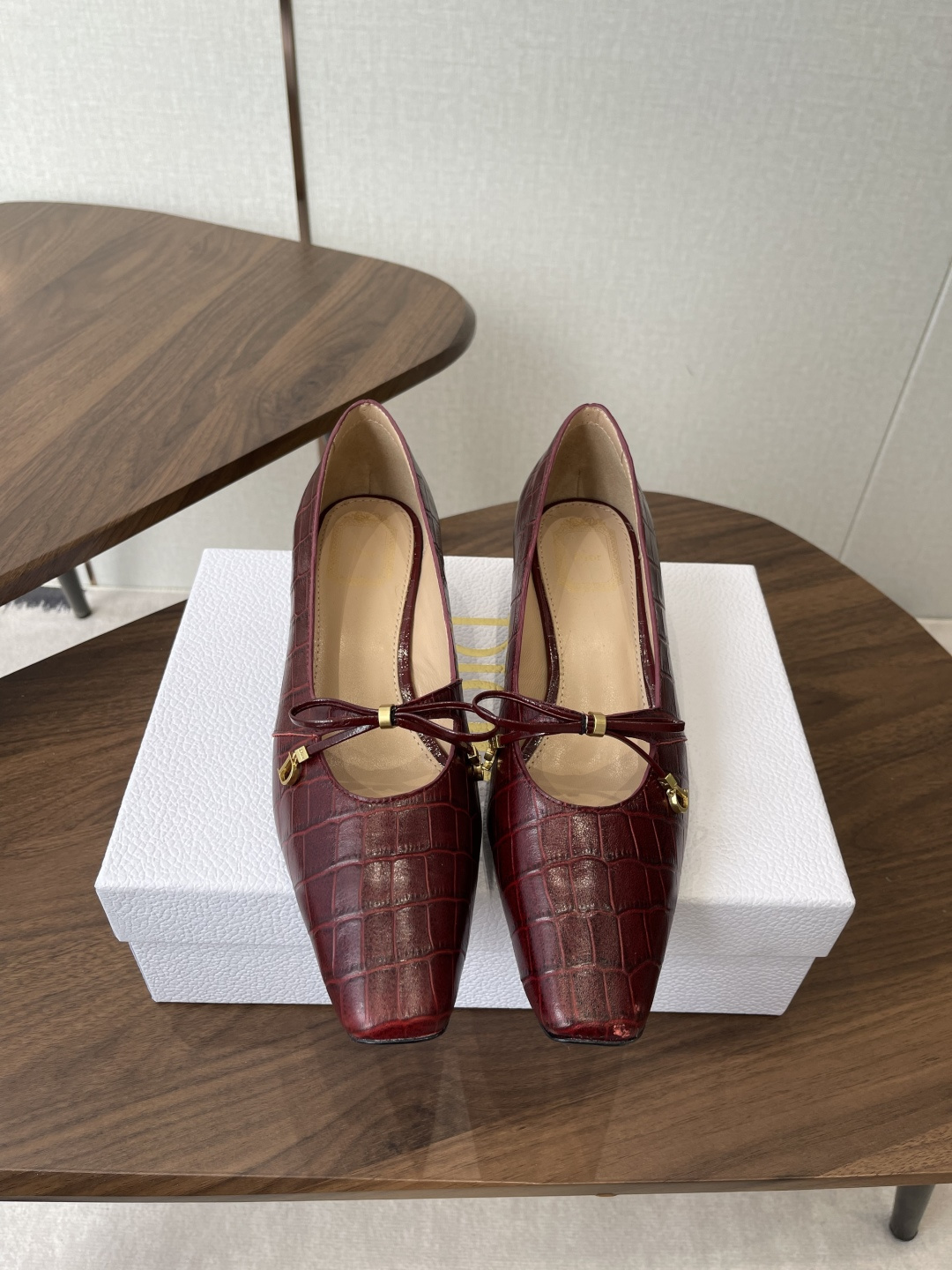 NO:789159,Dior 26ss early spring new retro square toe cat heel shoes. Who can resist this pair of square toe shoes with elegant filters!  The crocodile pattern embossing + delicate bow and small gold buckle give it a retro feel, and the low-heeled design is so girly!  It walks steadily and elongates your legs quietly. The colors of burgundy, classic black, and gentle off-white are very versatile. Pair it with a skirt to look like a date girl, or with a suit to look like a workplace heroine. The soft leather wrap is super comfortable, and you won’t feel tired even if you wear it all day at work!  It's gentle without losing its aura, so both commuters and sweet girls can do it with their eyes closed!  The upper is made of original imported cowhide, the lining is sheepskin, the heel height is 3cm, the outsole is original custom-made Italian leather outsole, Size 35-39 (40.41.42 customized, non-returnable), high-heeled shoes, dior, high heels, skirts, business suit, cowhide, sheepskin, Leather soles19860909Dior 26ss早春新款 复古 方头 猫跟 单鞋 谁能拒绝这双自带优雅滤镜的方头鞋！ 鳄鱼纹压花+精致蝴蝶结小金扣,复古感直接拉满,低跟设计太懂女生了！ 走路稳当还悄悄拉长腿型,酒红、经典黑、温柔米白颜色都巨百搭 配半裙是约会妹,配西装是职场大女主,软皮包裹感超舒服,上班穿一天都不累脚！ 温柔又不失气场,通勤党和甜妹都可以闭眼冲！ 鞋面采用原版进口牛皮 内里垫脚羊皮 跟高3cm 大底原版定制意大利真皮大底 Size35-39（40.41.42定制不退换）,高跟鞋单鞋,dior,high heels,skirts,business suit,cowhide,sheepskin,Leather soles,Women's Shoes