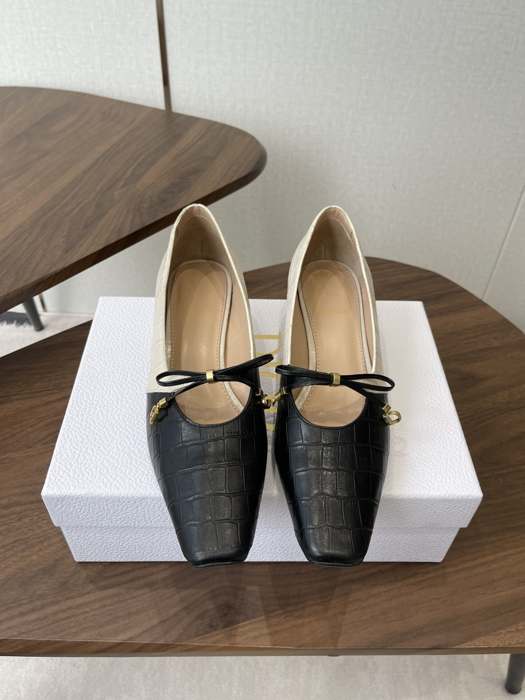 NO:788731,Dior 26ss early spring new retro square toe cat heel shoes. Who can resist this pair of square toe shoes with elegant filters!  The crocodile pattern embossing + delicate bow and small gold buckle give it a retro feel, and the low-heeled design is so girly!  It walks steadily and elongates your legs quietly. The colors of burgundy, classic black, and gentle off-white are very versatile. Pair it with a skirt to look like a date girl, or with a suit to look like a workplace heroine. The soft leather wrap is super comfortable, and you won’t feel tired even if you wear it all day at work!  It's gentle without losing its aura, so both commuters and sweet girls can do it with their eyes closed!  The upper is made of original imported cowhide, the lining is sheepskin, the heel height is 3cm, the outsole is original custom-made Italian leather outsole, Size 35-39 (40.41.42 customized, non-returnable), high-heeled shoes, dior, high heels, skirts, business suit, cowhide, sheepskin, Leather soles19860909Dior 26ss早春新款 复古 方头 猫跟 单鞋 谁能拒绝这双自带优雅滤镜的方头鞋！ 鳄鱼纹压花+精致蝴蝶结小金扣,复古感直接拉满,低跟设计太懂女生了！ 走路稳当还悄悄拉长腿型,酒红、经典黑、温柔米白颜色都巨百搭 配半裙是约会妹,配西装是职场大女主,软皮包裹感超舒服,上班穿一天都不累脚！ 温柔又不失气场,通勤党和甜妹都可以闭眼冲！ 鞋面采用原版进口牛皮 内里垫脚羊皮 跟高3cm 大底原版定制意大利真皮大底 Size35-39（40.41.42定制不退换）,高跟鞋单鞋,dior,high heels,skirts,business suit,cowhide,sheepskin,Leather soles,Women's Shoes