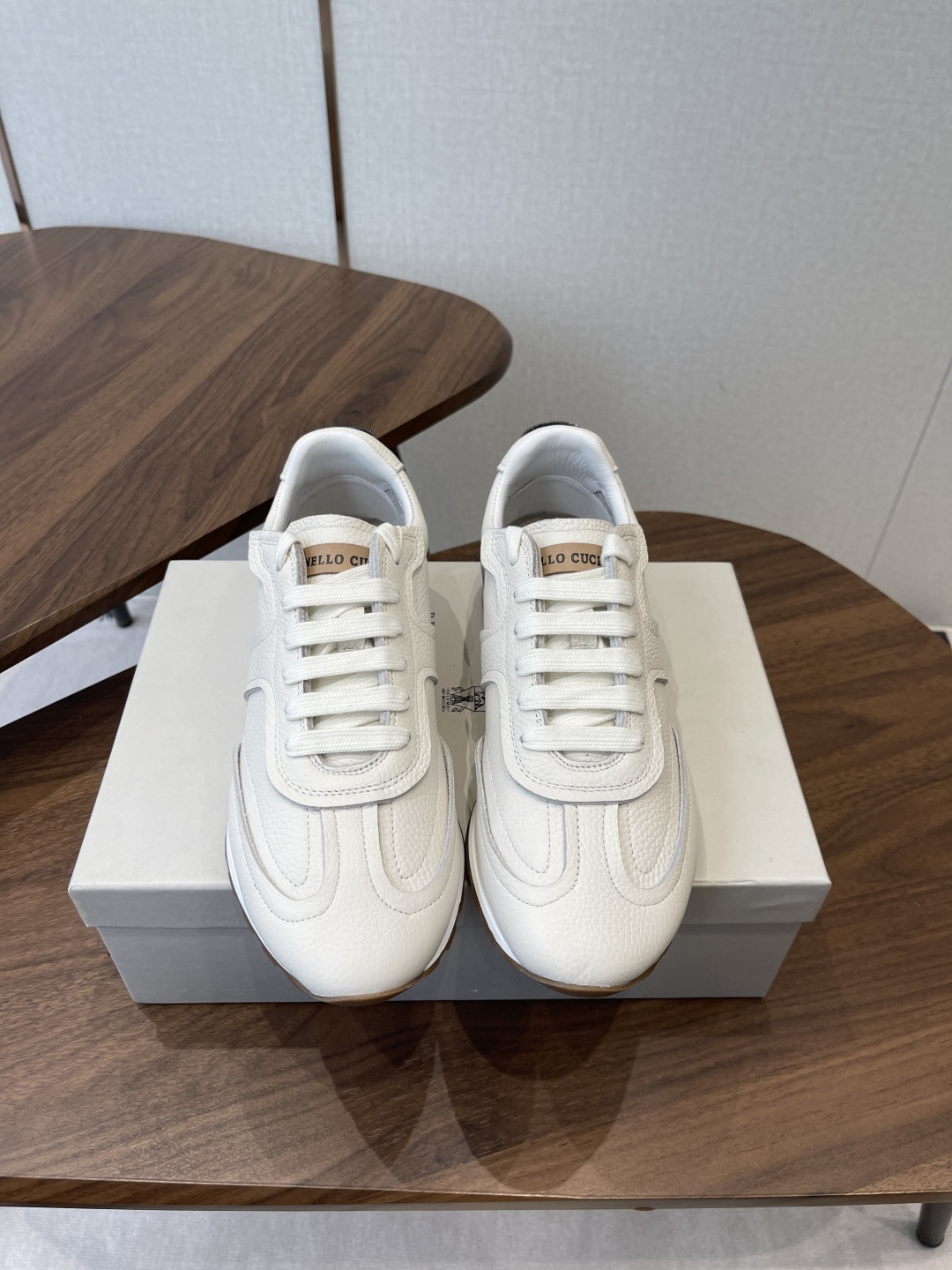 NO:789162,brunello cucinelli classic sports shoes series bc is a well-known Italian brand with minimalist style and handmade bead chain accessories!  Retro and high-end!  Simple and elegant, it is a very attractive style!  The king of advanced jokers is totally irresistible!  The feet feel very good and comfortable!  It looks ordinary, but looks slim and handsome!  Not limited to any occasion, daily work, fashionable and capable!  Super versatile!  Super eye-catching!  Suitable for spring, summer, autumn and winter all year round. Imported cow velvet/cowhide upper. Water-dyed sheepskin lining. Original rubber foam outsole. Decorative original molded custom bead chain. Size#35-41 (40-41 custom-made, non-refundable), casual shoes/sports shoes, brunello cucinelli, sneakers, cowhide, sheepskin.19860909brunello cucinelli经典运动鞋 系列 bc是意大利知名品牌 极简主义风格,纯手工串联珠链配饰！复古又高级！ 简约又大气,属于非常耐看的款式！高级百搭之王 完全没有抵抗力！脚感很好很舒服！看起来平平无奇,穿起来又瘦又帅！ 不局限任何场合,日常工作、时尚又干练！超级百搭！超级耐看！一年四季春夏秋冬皆适宜 鞋面进口牛绒/牛皮 内里水染羊皮 大底原版橡胶发泡大底 装饰原版开模定制珠链 Size#35-41（40 41订做不退换）,休闲鞋/运动鞋,brunello cucinelli,sneakers,cowhide,sheepskin,Women's Shoes