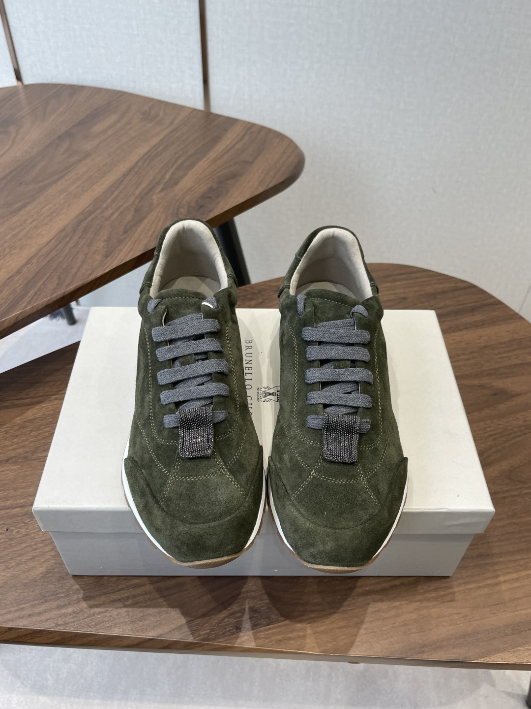 NO:789166,brunello cucinelli classic sports shoes series bc is a well-known Italian brand with minimalist style and handmade bead chain accessories!  Retro and high-end!  Simple and elegant, it is a very attractive style!  The king of advanced jokers is totally irresistible!  The feet feel very good and comfortable!  It looks ordinary, but looks slim and handsome!  Not limited to any occasion, daily work, fashionable and capable!  Super versatile!  Super eye-catching!  Suitable for spring, summer, autumn and winter all year round. Imported cow velvet/cowhide upper. Water-dyed sheepskin lining. Original rubber foam outsole. Decorative original molded custom bead chain. Size#35-41 (40-41 custom-made, non-refundable), casual shoes/sports shoes, brunello cucinelli, sneakers, cowhide, sheepskin.19860909brunello cucinelli经典运动鞋 系列 bc是意大利知名品牌 极简主义风格,纯手工串联珠链配饰！复古又高级！ 简约又大气,属于非常耐看的款式！高级百搭之王 完全没有抵抗力！脚感很好很舒服！看起来平平无奇,穿起来又瘦又帅！ 不局限任何场合,日常工作、时尚又干练！超级百搭！超级耐看！一年四季春夏秋冬皆适宜 鞋面进口牛绒/牛皮 内里水染羊皮 大底原版橡胶发泡大底 装饰原版开模定制珠链 Size#35-41（40 41订做不退换）,休闲鞋/运动鞋,brunello cucinelli,sneakers,cowhide,sheepskin,Women's Shoes