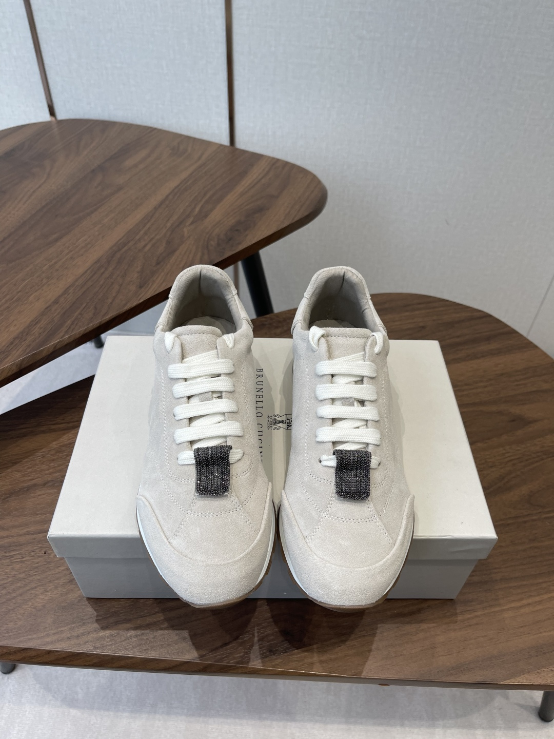 NO:789653,brunello cucinelli classic sports shoes series bc is a well-known Italian brand with minimalist style and handmade bead chain accessories!  Retro and high-end!  Simple and elegant, it is a very attractive style!  The king of advanced jokers is totally irresistible!  The feet feel very good and comfortable!  It looks ordinary, but looks slim and handsome!  Not limited to any occasion, daily work, fashionable and capable!  Super versatile!  Super eye-catching!  Suitable for spring, summer, autumn and winter all year round. Imported cow velvet/cowhide upper. Water-dyed sheepskin lining. Original rubber foam outsole. Decorative original molded custom bead chain. Size#35-41 (40-41 custom-made, non-refundable), casual shoes/sports shoes, brunello cucinelli, sneakers, cowhide, sheepskin.19860909brunello cucinelli经典运动鞋 系列 bc是意大利知名品牌 极简主义风格,纯手工串联珠链配饰！复古又高级！ 简约又大气,属于非常耐看的款式！高级百搭之王 完全没有抵抗力！脚感很好很舒服！看起来平平无奇,穿起来又瘦又帅！ 不局限任何场合,日常工作、时尚又干练！超级百搭！超级耐看！一年四季春夏秋冬皆适宜 鞋面进口牛绒/牛皮 内里水染羊皮 大底原版橡胶发泡大底 装饰原版开模定制珠链 Size#35-41（40 41订做不退换）,休闲鞋/运动鞋,brunello cucinelli,sneakers,cowhide,sheepskin,Women's Shoes