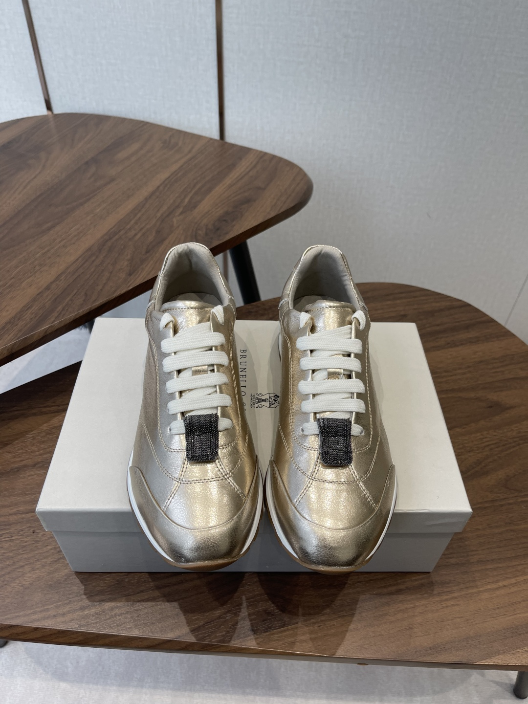 NO:789168,brunello cucinelli classic sports shoes series bc is a well-known Italian brand with minimalist style and handmade bead chain accessories!  Retro and high-end!  Simple and elegant, it is a very attractive style!  The king of advanced jokers is totally irresistible!  The feet feel very good and comfortable!  It looks ordinary, but looks slim and handsome!  Not limited to any occasion, daily work, fashionable and capable!  Super versatile!  Super eye-catching!  Suitable for spring, summer, autumn and winter all year round. Imported cow velvet/cowhide upper. Water-dyed sheepskin lining. Original rubber foam outsole. Decorative original molded custom bead chain. Size#35-41 (40-41 custom-made, non-refundable), casual shoes/sports shoes, brunello cucinelli, sneakers, cowhide, sheepskin.19860909brunello cucinelli经典运动鞋 系列 bc是意大利知名品牌 极简主义风格,纯手工串联珠链配饰！复古又高级！ 简约又大气,属于非常耐看的款式！高级百搭之王 完全没有抵抗力！脚感很好很舒服！看起来平平无奇,穿起来又瘦又帅！ 不局限任何场合,日常工作、时尚又干练！超级百搭！超级耐看！一年四季春夏秋冬皆适宜 鞋面进口牛绒/牛皮 内里水染羊皮 大底原版橡胶发泡大底 装饰原版开模定制珠链 Size#35-41（40 41订做不退换）,休闲鞋/运动鞋,brunello cucinelli,sneakers,cowhide,sheepskin,Women's Shoes