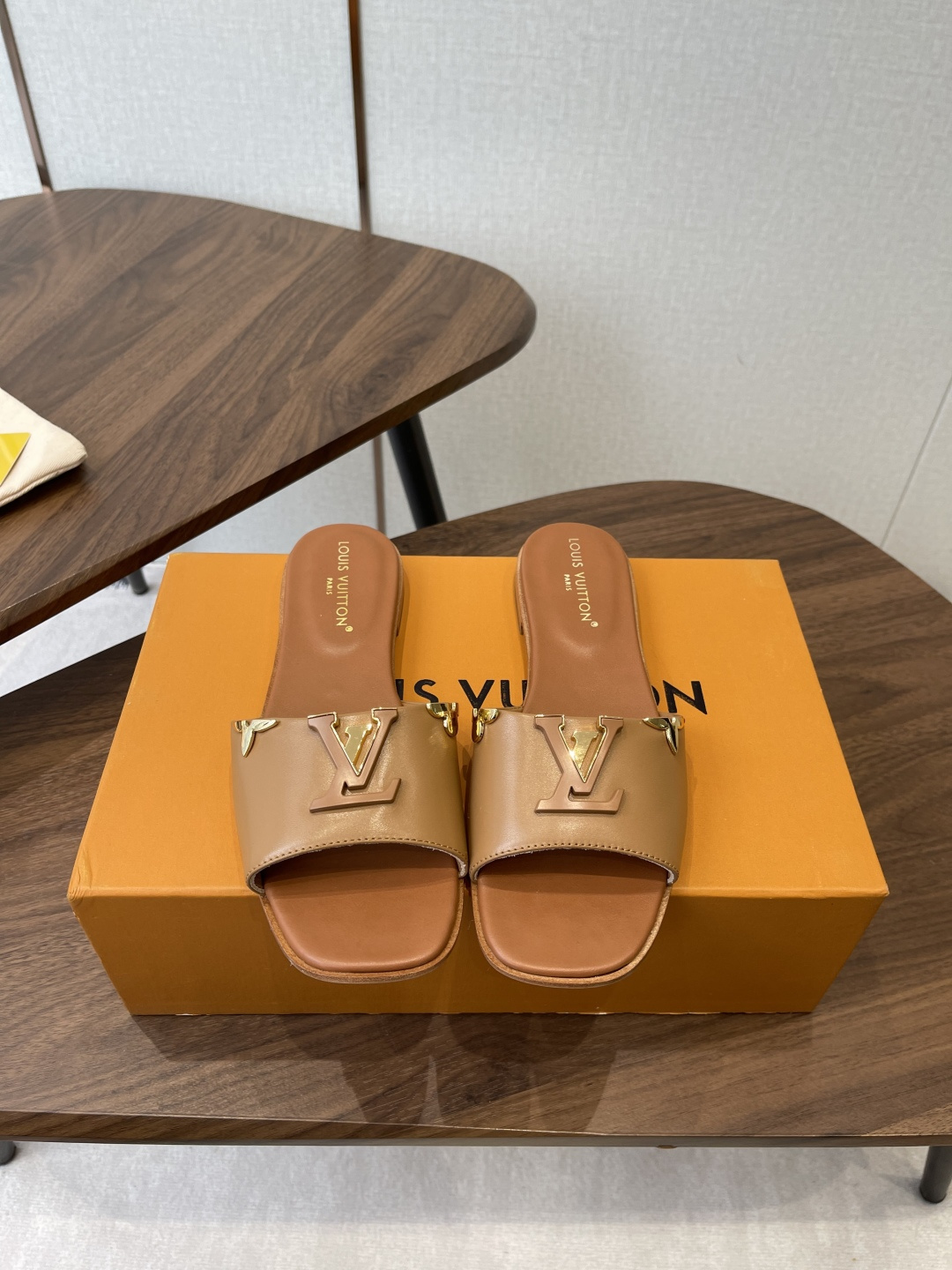 NO:788729,Louis vuitton 26ss beach slippers are another popular model, the latest top version, LV's super popular presbyopia slippers that are at their peak as soon as they are released. They feel soft and super comfortable. Donkey fans are so blessed this year. I love them. To be honest, they are much more comfortable than Hermès' second uncle slippers. This design is too fashionable and can be matched with cool styles!  !  Size35-41 (40 41 customized, non-returnable), slippers, hermes, louis vuitton, louis vuitton, louis vuitton, slippers19860909Louis vuitton 26ss 沙滩拖 又一爆款 最新 顶配版本 LV一出即巅峰的超爆款的老花拖鞋面包的脚感 软绵绵的超舒服 今年驴粉们太有福了 爱了 说实话比爱马仕的二舅拖鞋舒服多了好吗 这个设计太时尚了 酷酷的风格也可以搭配！！ Size35-41(40 41订做不退换),拖鞋,hermes,louis vuitton,louis vuitton,louis vuitton,slippers,Women's Shoes