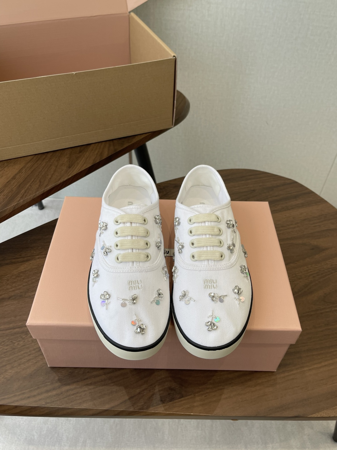 NO:788725,Miu Miu 26ss new rhinestone embroidered canvas shoes for early spring. Stepping on the spring floral flowers under your feet, these rhinestone embroidered canvas shoes are so girly!  The delicate canvas base is studded with small rhinestone flowers and embroidered branches and leaves. The blingbling comes with a soft light filter and a retro square toe to modify the foot shape. The white soft base and soft surface will not tire your feet after long-term wear. It is suitable for dresses, jeans, and pleated skirts. From a walk on campus to a date for afternoon tea, every step is smart and playful, and it is the ambience of a sweet and cool girl.  The soft bottom and soft surface are extremely comfortable. They will not tire your feet after long-term wear and will not wear your feet at all. All four colors are good-looking. You can choose between sweet girl or retro. Pair it with a pleated skirt to look like a fugitive princess, or pair with jeans to look like a casual hottie. The atmosphere of spring is all supported by these shoes. Twill upper, lining and rubber outsole, size 35-40 (customized size 40 is non-refundable)  Heel height 2cm, casual shoes/sports shoes, miumiu, sneakers, skirts, jeans19860909Miu Miu 26ss 早春新款水钻刺绣帆布鞋 把春日碎花踩在脚下,这双水钻刺绣帆布鞋太懂少女心了！细腻帆布基底缀满水钻小花与刺绣枝叶,blingbling自带柔光滤镜,复古方头修饰脚型.白软底软面久穿不累脚,适配连衣裙、牛仔裤、百褶裙,从校园漫步到约会下午茶,每一步都灵动俏皮,是甜酷女孩的氛围感担当. 软底软面巨舒服,久穿不累脚,完全不磨脚,四个颜色都好好看,甜妹挂、复古挂随便挑.配百褶裙是在逃公主,配牛仔裤是随性辣妹,春天的氛围感,全靠这双鞋撑起来. 鞋面斜纹布 内里布里 大底橡胶大底 size35-40码（40码定制不退换） 跟高2cm,休闲鞋/运动鞋,miumiu,sneakers,skirts,jeans,Women's Shoes