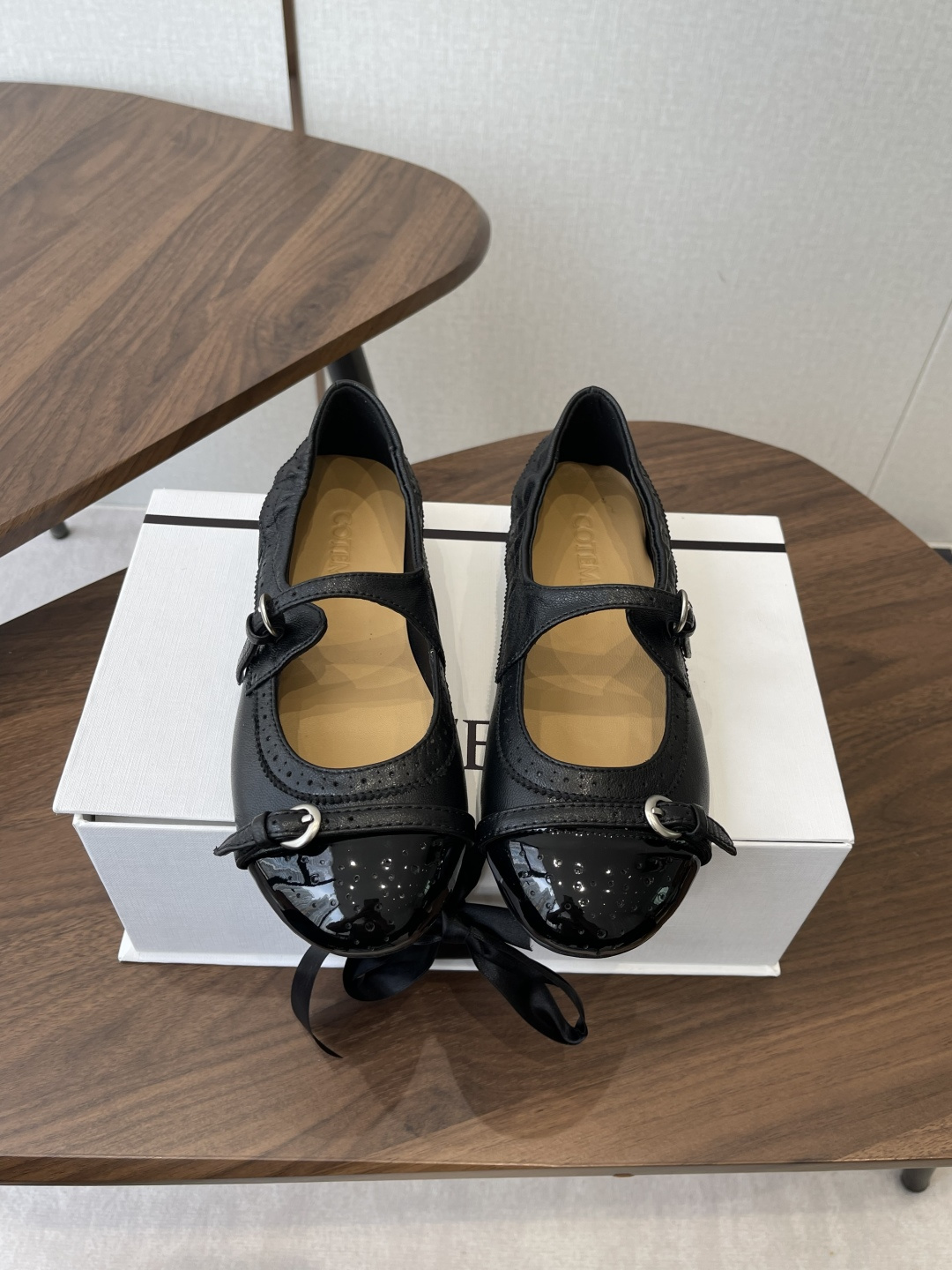 NO:788708,310Cotem 56 New Fashion The most amazing thing about ballet shoes, the flowing fringe out of the circle. Mary Jane ballet shoes are so beautiful. They look very good and are fashionable. Must-have. Original custom-made soft sheepskin. Sheepskin lining. Water-dyed cowhide for feet. Italian genuine leather injection molded outsole. Size#35-40 (customized for 40, non-returnable), ballet shoes, mary jane, cowhide, sheepskin.19860909310Cotem 56 新款时髦 芭蕾舞鞋最惊艳的火,出圈的流穗 玛丽珍 芭蕾舞鞋 实在太美了 好看到破防,时髦精必备 原版订制柔软羊皮 内里羊皮 垫脚水染牛皮 意大利真皮注塑大底 Size#35-40（40定做不退换）,芭蕾舞鞋,mary jane,cowhide,sheepskin,Women's Shoes