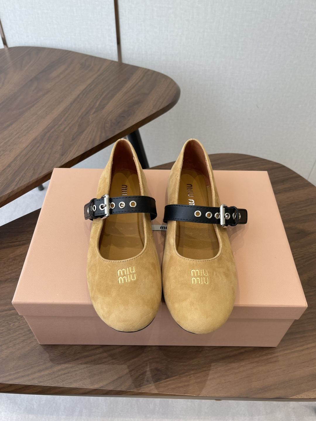 Miu Miu26ss nuevos zapatos Mary Jane de ante para principios de primavera. ¡Merceditas de ante Miu, que sueldan dulzura…
