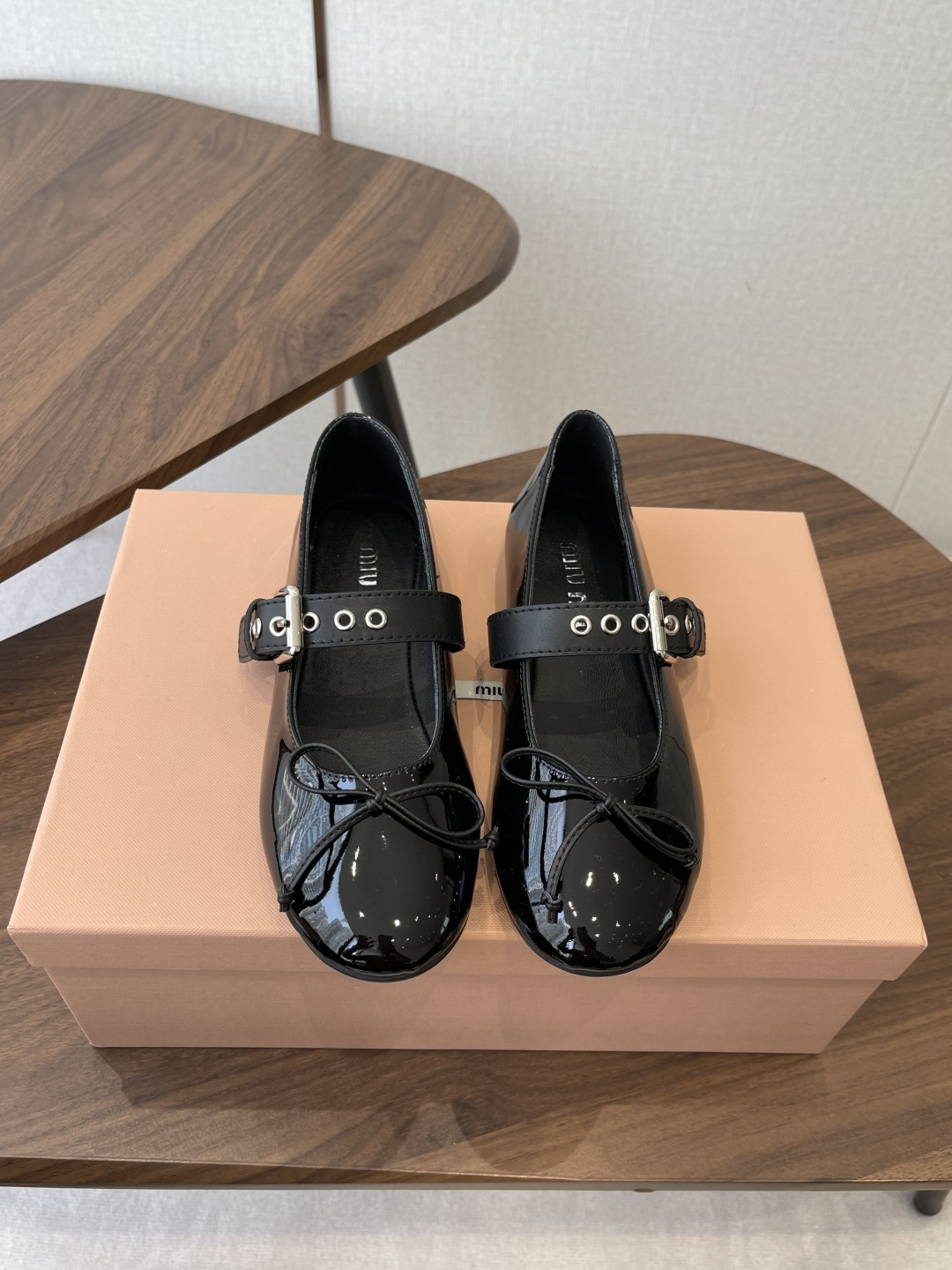 NO:788723,Miu Miu26ss new suede Mary Jane shoes for early spring. Miu suede Mary Jane shoes, welding retro sweetness and coolness to the feet!  The suede surface comes with a soft focus filter, which is soft and noble. The metal buckle + rivet details make a sweet girl instantly become a cool girl. The round-toe shoe shape accommodates the foot shape, making walking stable and not tiring. The three colors of black/brown/turmeric are suitable for all autumn and winter atmosphere. Paired with a pleated skirt, it looks like a college girl, paired with jeans, it looks like a hot girl on the street. Whoever wears it looks like a MIU lady from the pictorial.  Black is versatile, dark brown is retro, and turmeric is white. Pair it with a skirt to look like a good girl, or with pants to look like a cool senior. The atmosphere of autumn and winter is directly welded to the body. Upper sheep leather/patent leather lining sheepskin outsole original rubber outsole size 35-40 (customized size 40 is not returnable), ballet shoes, miumiu, mary jane, skirts, jeans, sheepskin, sheep, chamois leather19860909Miu Miu26ss早春新款麂皮玛丽珍鞋 miu系绒面玛丽珍,把复古甜酷焊在脚上！麂皮绒面自带柔焦滤镜,软糯又显贵,金属扣带+铆钉细节,甜妹秒变酷女孩,圆头鞋型包容脚型,走路稳又不累,黑/棕/姜黄三色,适配秋冬所有氛围感穿搭,配百褶裙是学院少女,配牛仔裤是街头辣妹,谁穿谁是画报里走出来的miu系大小姐. 黑色百搭、深棕复古、姜黄显白,配裙子是乖乖女,配裤子是酷学姐,秋冬穿搭氛围感直接焊死在身上. 鞋面羊京/漆皮 内里羊皮 大底原版橡胶大底 size35-40码（40码定制不退换）,芭蕾舞鞋,miumiu,mary jane,skirts,jeans,sheepskin,sheep,chamois leather,Women's Shoes