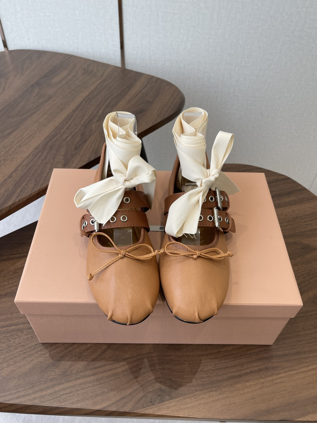 NO:788719,Miu Miu26ss early spring new bow Mary Jane shoes miu suede Mary Jane, welding retro sweetness and coolness to the feet!  The suede surface comes with a soft focus filter, which is soft and noble. The metal buckle + rivet details make a sweet girl instantly become a cool girl. The round-toe shoe shape accommodates the foot shape, making walking stable and not tiring. The three colors of black/brown/turmeric are suitable for all autumn and winter atmosphere. Paired with a pleated skirt, it looks like a college girl, paired with jeans, it looks like a hot girl on the street. Whoever wears it looks like a MIU lady from the pictorial.  Black is versatile, dark brown is retro, and turmeric is white. Pair it with a skirt to look like a good girl, and with pants to look like a cool senior. The atmosphere of autumn and winter is directly welded to the body. Upper cowhide leather lining sheepskin outsole original rubber outsole size 35-40 (customized size 40 is not returnable), ballet shoes, miumiu, mary jane, skirts, jeans, cowhide, sheepskin, chamois leather19860909Miu Miu26ss早春新款蝴蝶结玛丽珍鞋 miu系绒面玛丽珍,把复古甜酷焊在脚上！麂皮绒面自带柔焦滤镜,软糯又显贵,金属扣带+铆钉细节,甜妹秒变酷女孩,圆头鞋型包容脚型,走路稳又不累,黑/棕/姜黄三色,适配秋冬所有氛围感穿搭,配百褶裙是学院少女,配牛仔裤是街头辣妹,谁穿谁是画报里走出来的miu系大小姐. 黑色百搭、深棕复古、姜黄显白,配裙子是乖乖女,配裤子是酷学姐,秋冬穿搭氛围感直接焊死在身上. 鞋面牛皮 内里羊皮 大底原版橡胶大底 size35-40码（40码定制不退换）,芭蕾舞鞋,miumiu,mary jane,skirts,jeans,cowhide,sheepskin,chamois leather,Women's Shoes