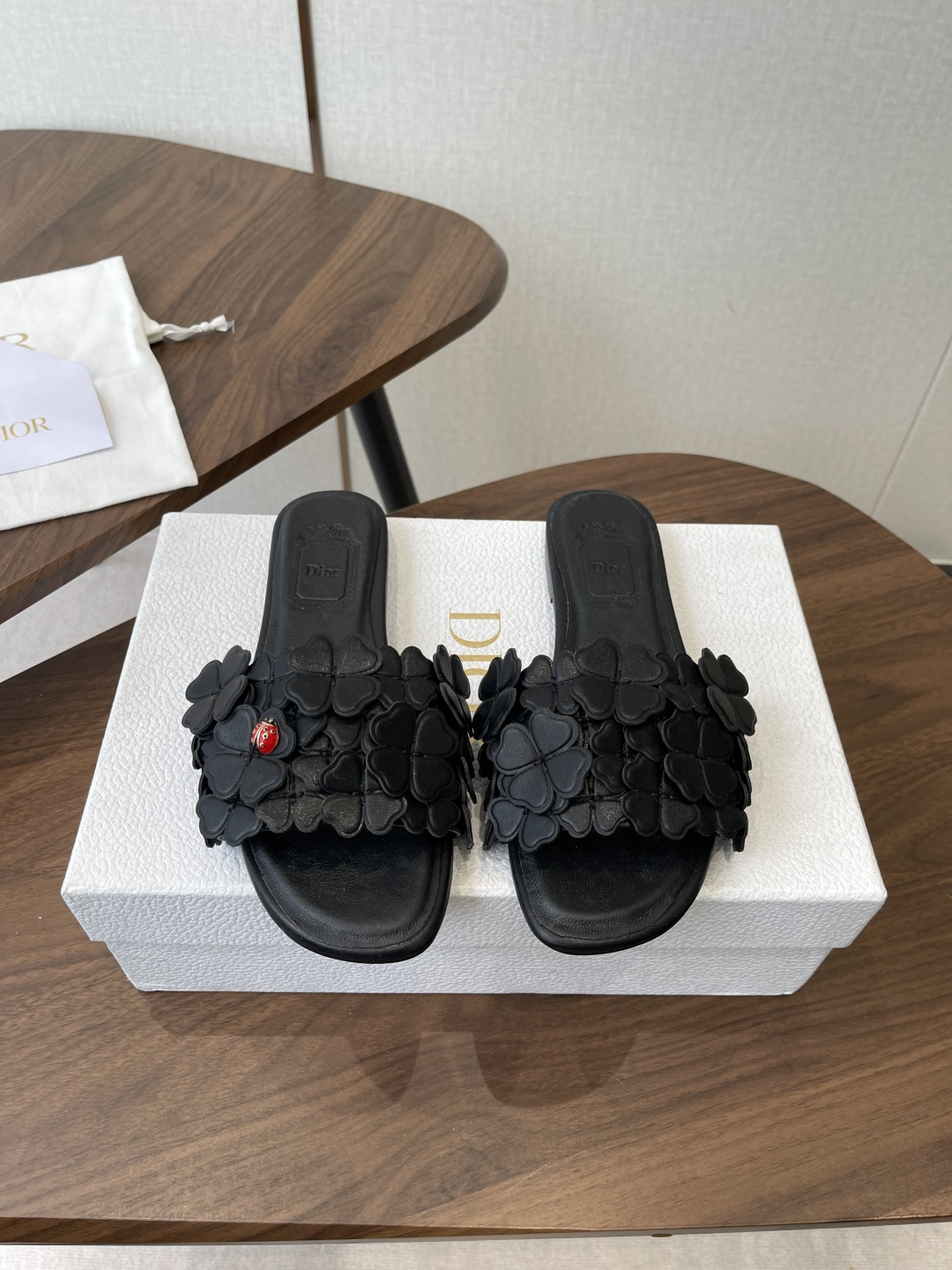 NO:788717,Flat high-heeled Dior 26 spring and summer new flat sandals - flowers bloom wantonly on the toe, just like encountering an exquisite romance. The one-word heel strap is decorated with butterfly flowers, which looks particularly good when paired with denim miniskirts. Sheepskin lining. Original leather outsole imported from Italy. Size: 35–42 (40 41  42 Custom-made (non-refundable), slippers, dior, dior, sandals, slippers, skirts, sheepskin, Leather soles19860909平底 高跟 Dior迪奥26春夏新款平底凉鞋——鞋头花朵肆意绽放,就像邂逅一场精致浪漫,一字后跟带加蝴蝶花朵装饰,搭配牛仔 超短裙特别好看. 内里羊皮 意大利进口原色真皮大底 码数:35–42（40 41 42订做不退换),拖鞋,dior,dior,sandals,slippers,skirts,sheepskin,Leather soles,Women's Shoes