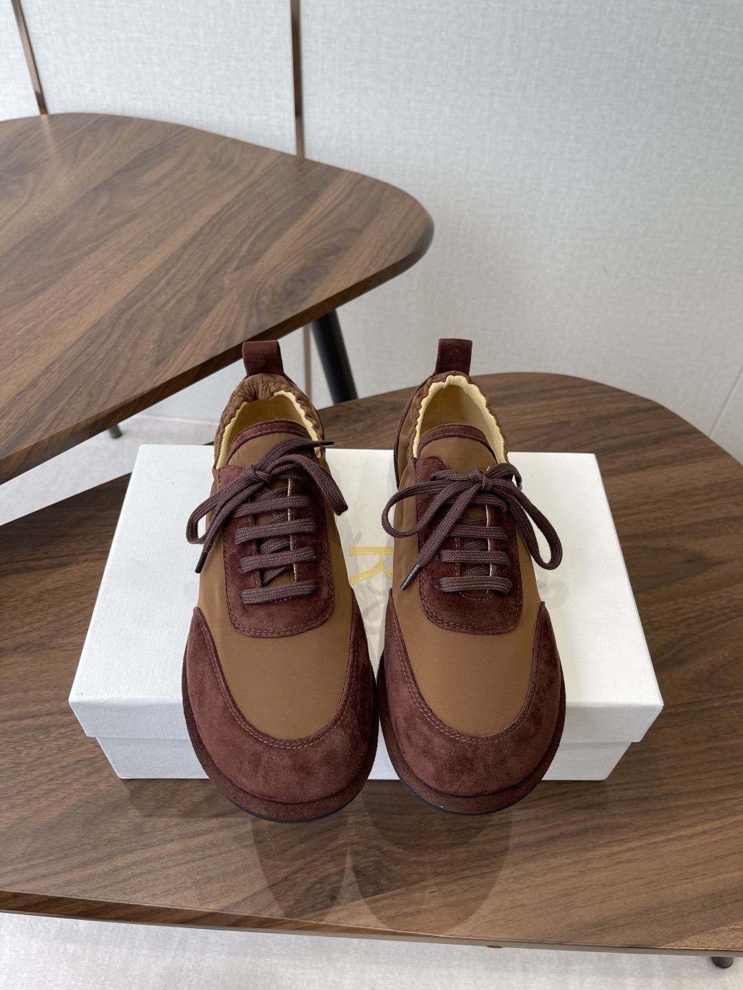 NO:788715,The Row26 new mica sneakers. The latest sneakers are designed with worn canvas, with a bit of margiela feeling. They are very individual, handsome and very comfortable. The outsole material has anti-slip and cushioning effects, which can make the feet feel more comfortable during daily walking. The upper material is special wool reverse cloth + high-performance nylon synthetic burrs. It is made by hand. The lining is imported full-grain mixed sheepskin. The outsole is an original molded outsole.  Size#35-40 (40 customized, non-refundable), casual shoes/sports shoes, sneakers, sheepskin19860909The Row26新款mica运动鞋 最新款运动鞋采用的鞋面是破旧帆布的设计,有点margiela的感觉,很有个性,同时兼并着帅气,脚感非常的舒适 大底的材料有防滑同时有缓冲的效果,在日常的行走中可以脚感更加的舒适 鞋面面料特殊羊毛反布+高性能尼龙合成毛边纯手工散口制作 内里进口全粒面混种羊皮 大底原版开模大底 Size#35-40（40定制不退换）,休闲鞋/运动鞋,sneakers,sheepskin,Women's Shoes