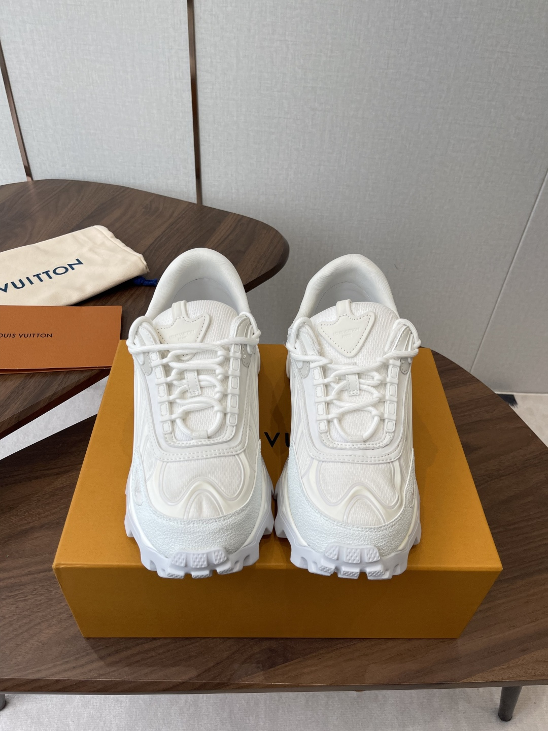 NO:788713,LV Louis Vuitton L Jialu Brand Runner Tatic Series Thick Sole Casual Sports Shoes Running Shoes Original purchase, development, production This LV Runner Tatic sneaker combines technical materials such as mesh fabrics and ribbons to interpret the inspiration of traditional mountaineering shoes. The LV letters are written on one side, the lasso buckle of the quick lacing system is embellished with Monogram flowers and Louis Vuitton logos, and the light and wear-resistant rubber outsole completes the overall fabric: Original imported custom technical fabric + mesh  The inner lining is made of original custom-made breathable mesh. The sole is made of original molded non-slip rubber combination material. The sole thickness is 4CM. Size: 39-45 (45 is custom-made and cannot be returned or exchanged), casual shoes/sports shoes, louis vuitton, louis vuitton, louis vuitton, louis vuitton, sneakers19860909LV路易威登 L家驴牌Runner Tatic系列 厚底 休闲 运动鞋 跑鞋 原版购入开发 做货 本款 LV Runner Tatic 运动鞋融合网格面料和饰带等科技材质,演绎传统登山鞋的灵感启发 LV 字母抒写于一侧,快速系带系统的套索扣点缀 Monogram 花卉和路易威登标识,轻盈耐磨的橡胶外底完善整体 面料:原版进口定制科技面料+网面 内里原版定制透气网里 鞋底原版开模防滑橡胶组合材质 底厚4CM Size:39-45(45订做不退换）,休闲鞋/运动鞋,louis vuitton,louis vuitton,louis vuitton,louis vuitton,sneakers,Women's Shoes