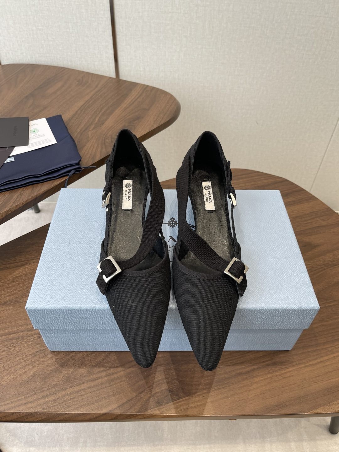NO:788712,PRADA Prada 2026 vs early spring catwalk hot fashion shoe series...  PRADA's spring and summer T-stage catwalk show is the same style as 'Dream Never Sleeps'. Prada can use it on important occasions. The fresh style has a bit of nobility and is perfect on the feet. When worn with this shoe, it is elegant and crystal clear, regardless of the material of various accessories.  , all are exclusively customized one to one, and must be zero distance from the original version. The entire series is full of exciting and unexpected combinations of elements, different materials, textures of fabrics, and a strong artistic atmosphere, allowing you to appreciate the ever-changing style of Prada girls...  Upper: Original customized military canvas Lining: Original customized sheepskin Foot pads: Original customized sheepskin Outsole: Original customized leather outsole Heel height: 3.5cm Size: 35-39 (40 customized non-refundable), high-heeled shoes, prada, prada, high heels, sheepskin, Leather soles19860909PRADA普拉达2026vs早春走秀爆款时装单鞋系列 …… PRADA春夏T台走秀网红同款＂造梦不夜城＂,Prada能在重要场合上用得上了,小清新风带点贵气的感觉,上脚非常完美,穿搭配上此鞋,优雅大方,晶莹剔透,无论各种配件材质,都是独家一比一定制,必做到原版零距离,整个系列都充满了令人兴奋和意外的元素结合,不同的材质,肌理的面料的表现,具有极浓的艺术气息,让你领略Prada女孩的百变风格…… 鞋面: 原版定制军工帆布 内里: 原版定制羊皮 垫脚: 原版定制羊皮 大底: 原版定制真皮大底 跟高: 3.5cm 码数: 35-39(40定制不退换）,高跟鞋单鞋,prada,prada,high heels,sheepskin,Leather soles,Women's Shoes