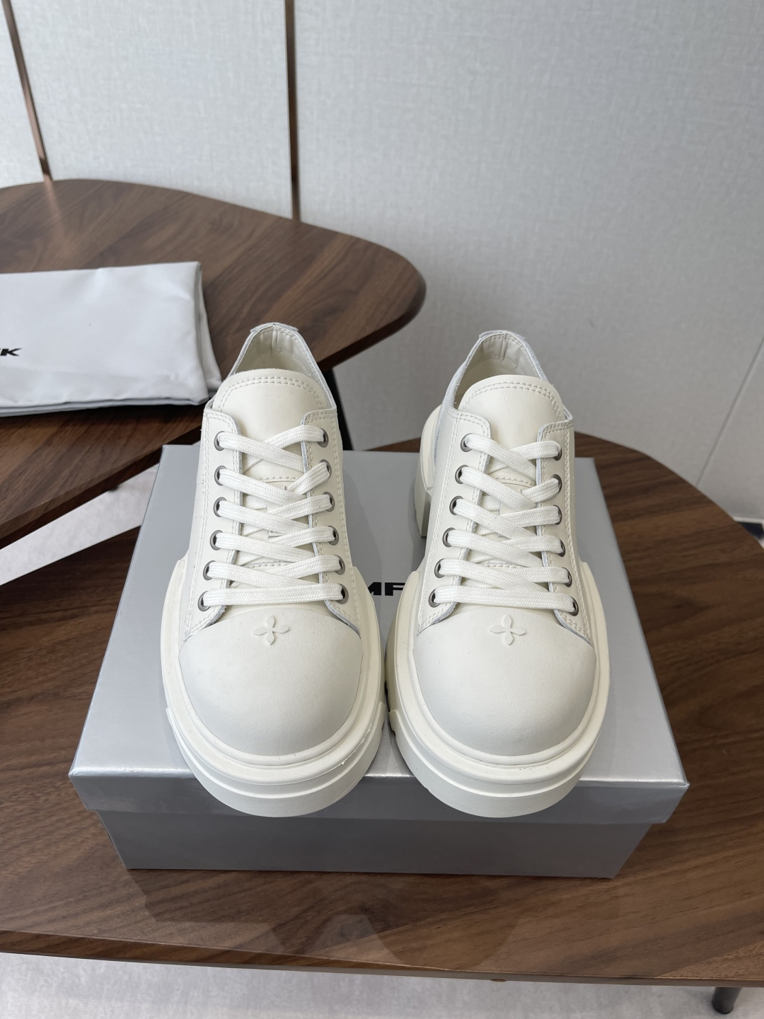 NO:788709,SMFK cross new model. Who knows the gold content? Loafers and casual shoes. This pair of shoes is very high-quality. It is made of calfskin leather. The outsole is fixed and stitched using Goodyear technology. It is mainly worn on the upper foot to really show the slim legs. It is particularly colorful and handsome when paired with a dark coat and sweater in autumn and winter. The fabric is imported calfskin, the lining is cowhide, and the sole is original molded.  Size35-40 (40 orders are not returnable), loafers, loafers, hoodie, sweatshirts, jackets & coats, cowhide19860909SMFK十字架新款 含金量谁懂 乐福鞋 休闲鞋 这双单鞋是很有质感 配合小牛皮 皮面料制作而成 大底使用固特异工艺进行固定缝合 主要是上脚穿真的显腿细,搭配秋冬深色外套卫衣特别出彩帅气 面料进口小牛皮 内里牛皮 鞋底原版开模 Size35-40（40订做不退换）,乐福鞋,loafers,hoodie,sweatshirts,jackets & coats,cowhide,Women's Shoes