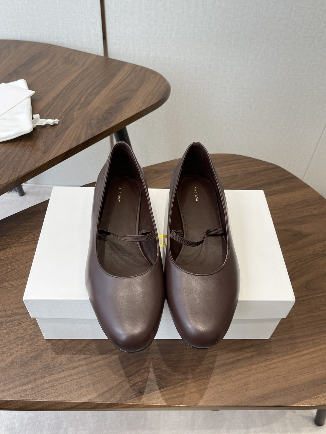 NO:788706,Made in Wandan, therow 2026 new minimalist round-toe ballet Mary Jane shoes The Row's new season design continues minimalism New Canal slip-on flat shoes Cloud-like soft shoe body combines high-quality texture and ease of wear The shoe shape still uses the simplest tones and tailoring to create the most advanced texture Elegant and comfortable Imported sheepskin Sheepskin-lined insole Original leather outsole  Size35-40 (40. Customized, non-refundable), ballet shoes, mary jane, flats, sheepskin, Leather soles19860909莞产therow 2026 新品极简圆头 芭蕾舞 玛丽珍 单鞋 The Row新一季的设计延续极简主义 新款 Canal一脚蹬平底鞋 云朵般柔软的鞋体 兼具优质质感与易穿性 鞋型上依旧用最简洁的色调和剪裁做出最高级的质感 优雅舒适 进口羊皮 羊皮内里鞋垫 原版真皮大底 Size35-40（40.订做不退换）,芭蕾舞鞋,mary jane,flats,sheepskin,Leather soles,Women's Shoes