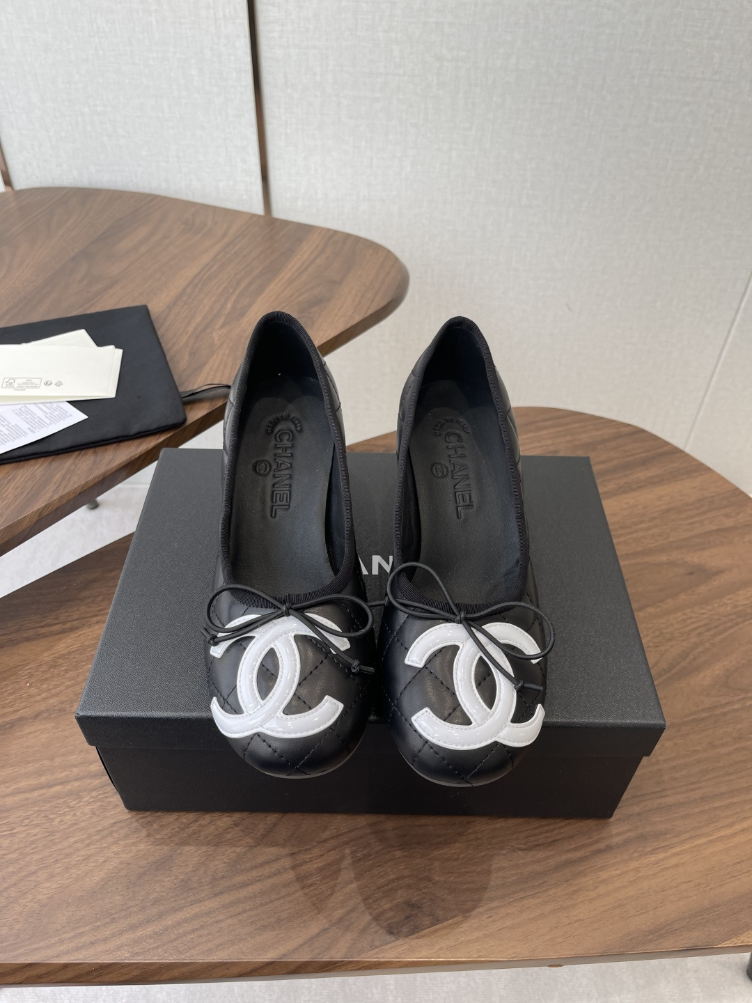NO:788703,Chanel 26ss spring and summer series of retro ballet shoes are coming. The very popular large pair C design is hand-stitched, which is very time-consuming and labor-intensive. The unique double-stitching method for the outsole. The rose red sole sticker allows you to inadvertently reveal the highlights. The outsole stitching will never come off. The bottom is firm and permanent. The retro is the classic and rich C flavor. The material is imported mixed lambskin. The inner suede outsole is exclusively molded. Tpu soles are fitted with Tpu printed Chanel gaskets and ABS painted heels. Size #35-41 (40  41 Custom-made (non-refundable), ballet shoes, chanel, sheepskin19860909Chanel 26ss 春夏系列芭蕾舞鞋复古款来袭 非常火的大双C设计手工车线非常耗时耗力 独特大底双拼做法 玫红色底贴让你不经意露出亮点大底车线永不脱底牢固永久复古就是经典浓郁C味永久流传 面料进口混种小羊皮 内里小山羊皮大底独家开模Tpu鞋底贴合Tpu印刷Chanel垫片,ABS烤漆鞋跟 Size#35-41（40 41订做不退换）,芭蕾舞鞋,chanel,sheepskin,Women's Shoes