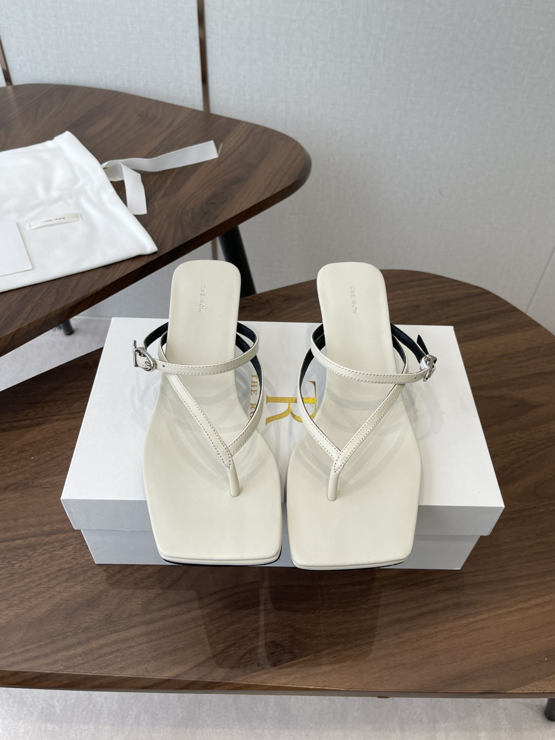 NO:788700,The row 26ss new sexy thin strap sandals made in Wandan. Thin strap sandals are only suitable for the row. They are as simple as ever, with a strong sense of design and simple and smooth lines. Although there are not too many elements to embellish, there are only two thin straps to support the upper, but they are really high-end and versatile. The best sandals. Beautiful shoes that light up the whole summer. 1:1 customized cowhide fabric, sheepskin lining, genuine leather outsole imported from Italy.  Size#35-40 (40 orders are not returnable), split-toe shoes, sandals, cowhide, sheepskin, Leather soles19860909莞产The row 26ss 新款性感细带凉鞋 细带凉鞋只服the row 一如既往的简单,超强设计感,线条简洁流畅 虽然没有过多的元素点缀,只有两根细带支撑鞋面,但真的很高级很百搭 凉鞋极品 美不胜收的鞋 点亮整个夏日 1:1订制牛皮面料 羊皮内里 意大利进口真皮大底 Size#35-40（40订做不退换）,分趾鞋,sandals,cowhide,sheepskin,Leather soles,Women's Shoes