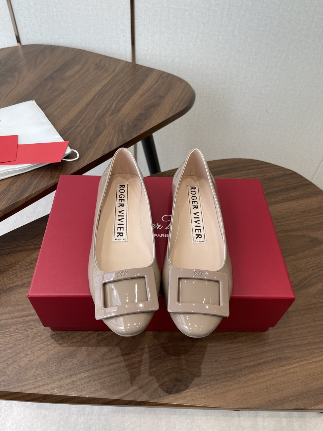 NO:788697,Roger Vivier's new square buckle flat shoes for early spring. Square buckle flat shoes put French elegance under your feet. The iconic metal square buckle is an instantly recognizable symbol of refinement. The glossy leather glows with a gentle luster under the light. The round toe cut accommodates the shape of the foot and the flat bottom design will not tire you for a long time. Nude, creamy white, classic black, suitable for suits, skirts, and dresses. You can switch between sophistication in the workplace and gentleness in dating with just one pair of shoes. Every step you take is calm and dignified.  There is no need to deliberately show off, but the details tell the taste. It is not only a pair of shoes, but also a gentle connection between you and French life. Upper cow patent leather, inner sheepskin outsole rubber outsole size 35-40 (customized size 40 is not returnable), single shoes, roger vivor, flats, skirts, business suit, sheepskin19860909Roger Vivier 早春新款方扣平底单鞋 方扣平底鞋把法式优雅踩在脚下,标志性金属方扣,是一眼认出的精致符号,亮面皮革在光下泛着温柔光泽.圆头剪裁包容脚型,平底设计走久不累 裸色、奶白、经典黑,适配西装、半裙、连衣裙 职场干练与约会温柔,一双鞋就能切换,每一步都走得从容又显贵. 不用刻意张扬,却在细节里诉说品味,它不只是一双鞋,更是你与法式生活的温柔联结. 鞋面牛漆皮 内里羊皮 大底橡胶大底 size35-40码（40码定制不退换）,单鞋,roger vivier,flats,skirts,business suit,sheepskin,Women's Shoes