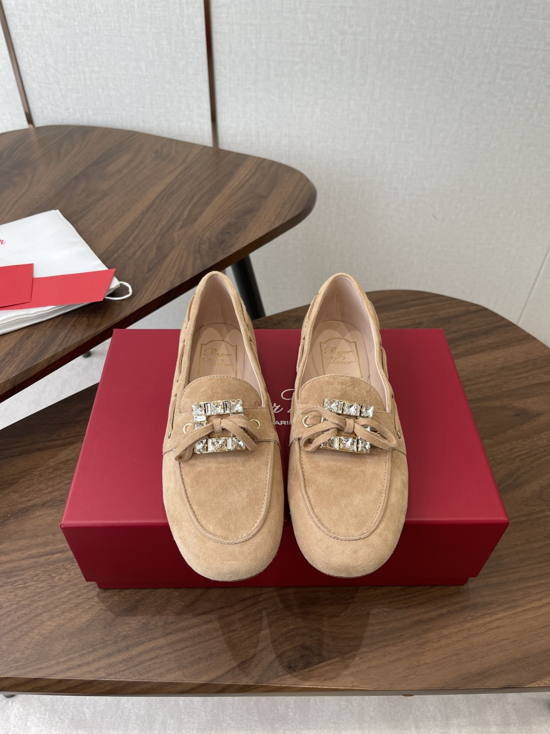 NO:788694,Roger Vivier early spring new rhinestone square buckle bow loafers  Putting retro elegance under your feet, the iconic rhinestone bow is an exquisite detail that will captivate you at a glance. The cold luster of glossy leather, the softness and gentleness of suede, olive green and white, milk tea gray, and light apricot suede, all three colors have their own styles. The round-toe cut is tolerant of the foot shape, and the low-heeled design walks steadily and not tiring. Paired with a suit, it looks like a capable lady in the workplace, and paired with a skirt, it looks like a French retro girl. Every step sparkles with low-key elegance.  The curvature of the round head hides gentle tolerance. It is not only a pair of shoes, but also a gentle connection between you and retro life. It is low-key but enough to be remembered. Upper sheepskin/Sheepskin lining Outsole Genuine leather outsole size 35-40 (customized size 40 is non-returnable), loafers, roger vivier, loafers, skirts, business suit, sheepskin, sheep, chamois leather, Leather soles19860909Roger Vivier早春新款水钻方扣蝴蝶结乐福鞋 把复古贵气踩在脚下,标志性水钻蝴蝶结,是一眼沦陷的精致细节.亮面皮革的冷冽光泽,麂皮绒的软糯温柔,橄榄绿拼白、奶茶灰、浅杏麂皮,三色各有风情.圆头剪裁包容脚型,低跟设计走路稳而不累,配西装是职场干练大小姐,配半裙是法式复古少女,每一步都闪着低调的贵气. 圆头的弧度藏着温柔的包容,它不只是一双鞋,更是你与复古生活的温柔联结,低调却足够让人记住. 鞋面羊皮/羊京 内里羊皮 大底真皮大底 size35-40码（40码定制不退换）,乐福鞋,roger vivier,loafers,skirts,business suit,sheepskin,sheep,chamois leather,Leather soles,Women's Shoes