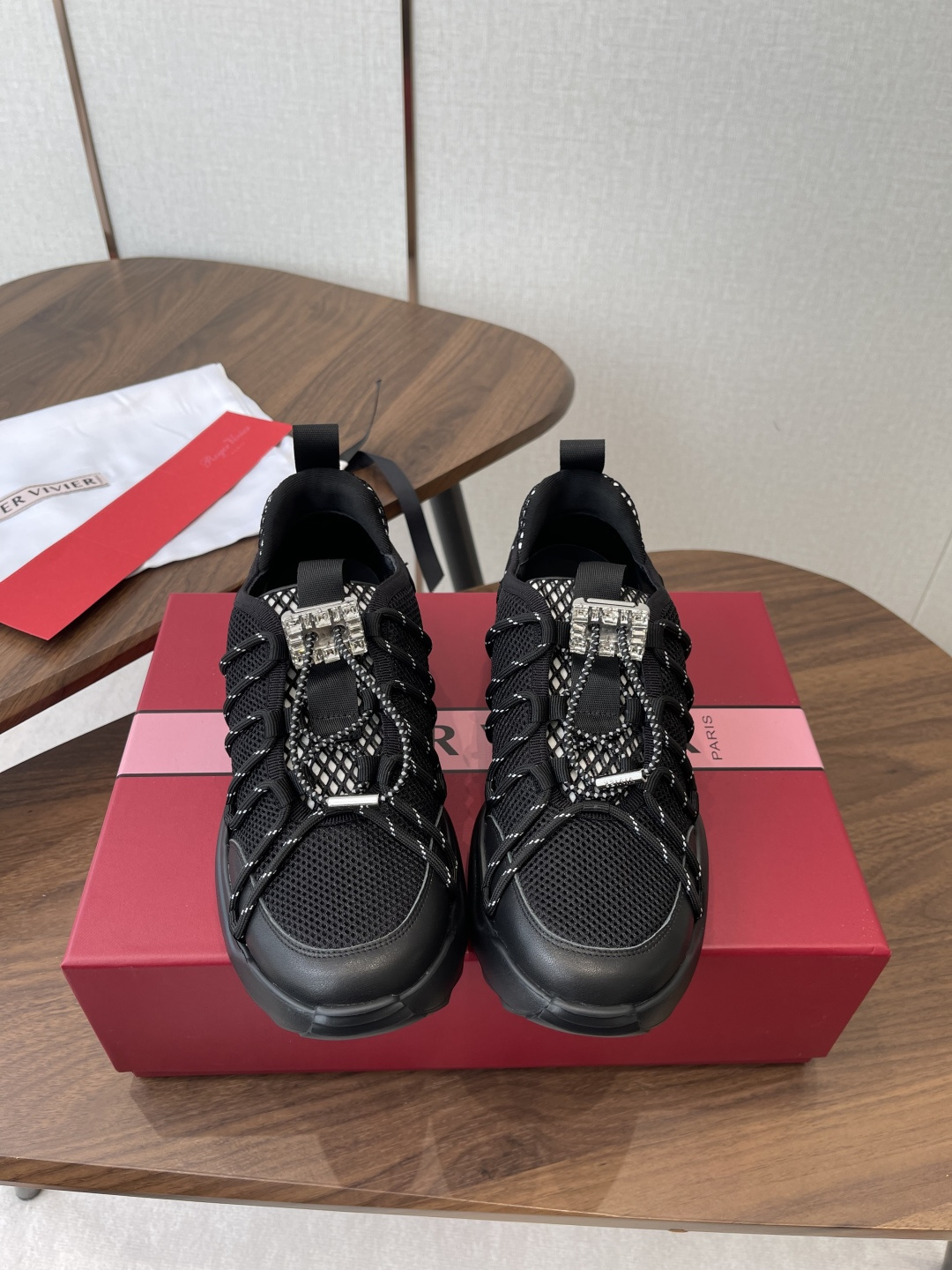 NO:788691,Roger Vivier early spring new rhinestone square buckle thick-soled sneakers  Putting sweetness and elegance under your feet, the functional style woven shoelaces + mesh upper are neat and breathable. The iconic rhinestone square buckle shimmers in the light, which is a delicate detail that you will fall in love with at a glance. The thick-soled design quietly increases the height, modifying the leg shape and making it sharp. Available in black and white, black is cool and cool, and white is pure and sweet. From strolling on the street to dancing at a music festival, it is your most eye-catching 'atmosphere weapon'. Every step hides effortless fashion and elegance.  The rhinestone square buckle hides retro elegance, and the functional lines add a bit of coolness. Pair it with a sweater for a casual boyish look, and with a skirt for a sweet and cool girly style. Every step brings a dynamic relaxation and delicacy. Upper cowhide/mesh lining Sheepskin outsole Rubber foam outsole size 35-40 (customized size 40 is non-refundable) Heel height 4cm, casual shoes/sports shoes, roger  vivier,sneakers,hoodie,sweatshirts,skirts,cowhide,sheepskin19860909Roger Vivier早春新款水钻方扣厚底运动鞋 把甜酷与贵气踩在脚下,机能风编织鞋带+网眼鞋面,利落又透气,标志性水钻方扣在光下细碎闪烁,是一眼沦陷的精致细节,厚底设计悄悄增高,修饰腿型又显利落.黑白双色可选黑色酷飒拽姐,白色清纯甜妹,从街头漫步到音乐节蹦迪,它都是你最吸睛的「氛围感武器」,每一步都藏着不费力的时髦与贵气. 水钻方扣藏着复古贵气,机能风线条又添几分酷感 配卫衣是随性少年感,配半裙是甜酷少女风,每一步都带着活力满满的松弛与精致. 鞋面牛皮/网布 内里羊皮 大底橡胶发泡大底 size35-40码（40码定制不退换） 跟高4cm,休闲鞋/运动鞋,roger vivier,sneakers,hoodie,sweatshirts,skirts,cowhide,sheepskin,Women's Shoes