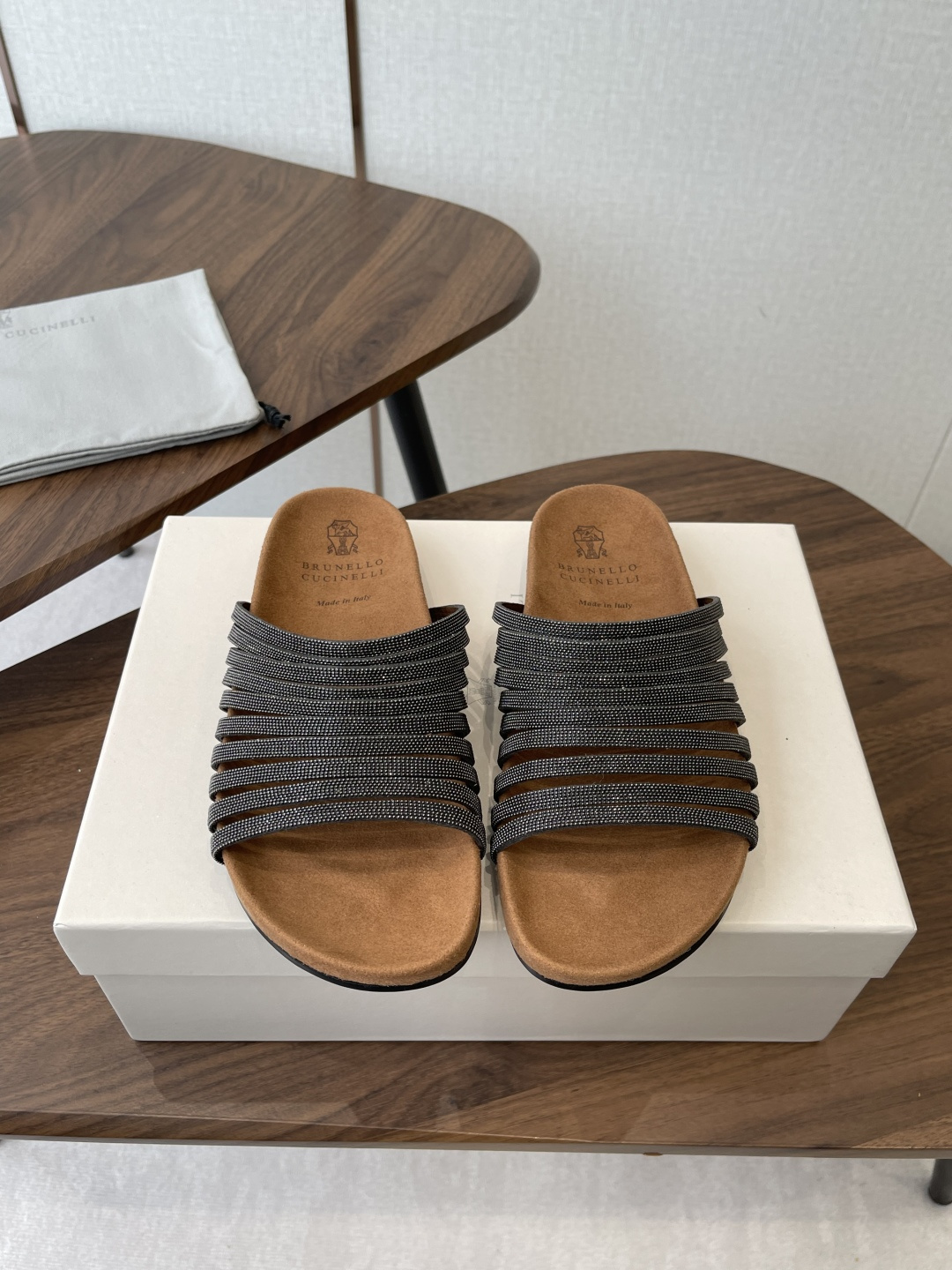 NO:788688,brunello cucinelli classic retro slippers and sandals series bc is a well-known Italian brand with minimalist style and handmade bead chain accessories!  Retro and high-end!  Simple and elegant, it is a very attractive style!  The king of advanced jokers is totally irresistible!  The feet feel very good and comfortable!  It looks ordinary, but looks slim and handsome!  Not limited to any occasion, daily work, fashionable and capable!  Super versatile!  Super eye-catching!  Suitable for spring, summer, autumn and winter all year round. Original chain on the upper. Cowhide lining with water-dyed sheepskin. Outsole. Italian molded outsole. Decorative original molded custom bead chain. Size#35-41 (35-41 custom-made, non-returnable), slippers, brunello cucinelli, sandals, slippers, cowhide, sheepskin.19860909brunello cucinelli经典复古拖鞋 凉鞋系列 bc是意大利知名品牌,极简主义风格,纯手工串联珠链配饰！ 复古又高级！简约又大气,属于非常耐看的款式！高级百搭之王 完全没有抵抗力！脚感很好很舒服！看起来平平无奇,穿起来又瘦又帅！ 不局限任何场合,日常工作、时尚又干练！超级百搭！超级耐看！一年四季春夏秋冬皆适宜 鞋面原版链条 牛皮内里水染羊皮 大底意大利开模大底 装饰原版开模定制珠链 Size#35-41（35 41订做不退换）,拖鞋,brunello cucinelli,sandals,slippers,cowhide,sheepskin,Women's Shoes