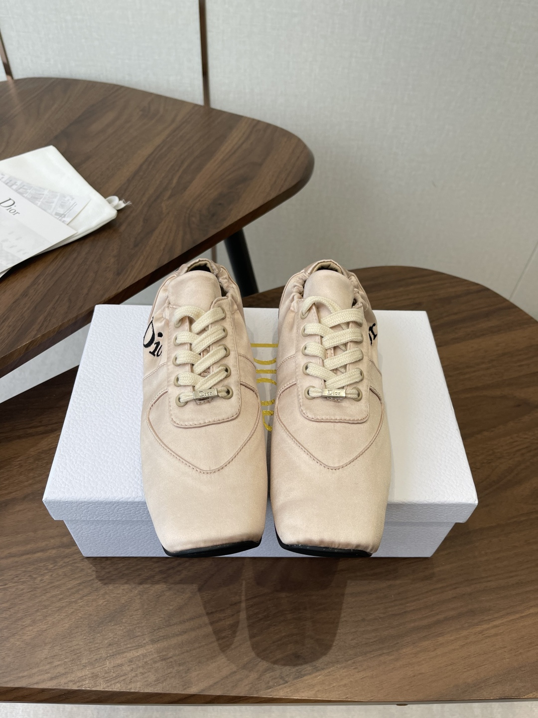 NO:788711,DIOR Lucky satin casual sneakers! DIOR designers really understand the needs of girls in summer. This new product Lucky thin-soled shoes are as cute as her name. The thin sole + shallow mouth design makes the whole pair of shoes very light and easy to wear. The satin fabric is paired with the same-color satin wide shoelaces, and they are so beautiful in the sun that they are speechless~  The soft body of the shoes looks like stepping on clouds. They look great when paired with socks and culottes. They are windy and lazy when walking. A casual shot gives you that 'effortless' elegance. They are compact and noble. Fabric matching material. Original sole. Size: 35-40 yards (40 customizations are non-returnable and non-exchangeable). Casual shoes/sports shoes, dior, dior, sneakers, skirts, socks.19860909DIOR 迪奥 lucky缎面休闲运动鞋!DIOR 设计师真的太懂女生夏天的需求了 这次的新品Lucky薄底鞋就像她的名字一样可爱薄底+浅口设计让整双鞋非常轻盈好穿,缎面面料 搭配同色调缎面宽鞋带,阳光下美到失语~ 软乎乎的鞋身像踩在云朵上配袜子裙裤都一绝,走起来带风又慵懒,随手一拍就是那种“毫不费力”的优雅感小巧显贵 面料对版材质 鞋底原版鞋底 码数:35-40码(40定制不退不换),休闲鞋/运动鞋,dior,dior,sneakers,skirts,socks,Women's Shoes