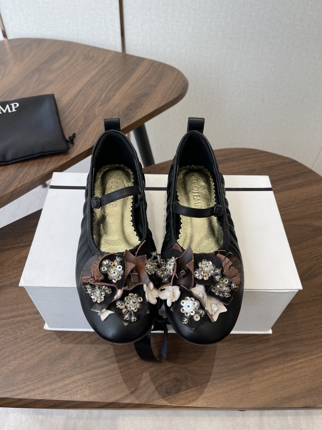 Las nuevas bailarinas de moda de Cotem son lo más sorprendente. Las zapatillas de ballet con borlas fluidas son tan her…