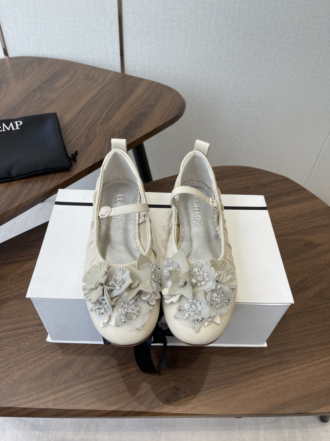 NO:788705,330Cotem 56 new fashion. The most amazing thing about ballet shoes, the fringe out of the circle. Ballet shoes are so beautiful. They look very durable. A must-have for fashion. Original custom-made soft sheepskin. Sheepskin lining. Water-dyed cowhide for feet. Italian genuine leather outsole. Size#35-41 (40 41 custom-made and non-refundable). Ballet shoes, cowhide, sheepskin, Leather soles19860909330Cotem 56 新款时髦 芭蕾舞鞋最惊艳的火,出圈的流穗 芭蕾舞鞋 实在太美了 好看到破防,时髦精必备 原版订制柔软羊皮 内里羊皮 垫脚水染牛皮 意大利真皮大底 Size#35-41（40 41 定做不退换）,芭蕾舞鞋,cowhide,sheepskin,Leather soles,Women's Shoes
