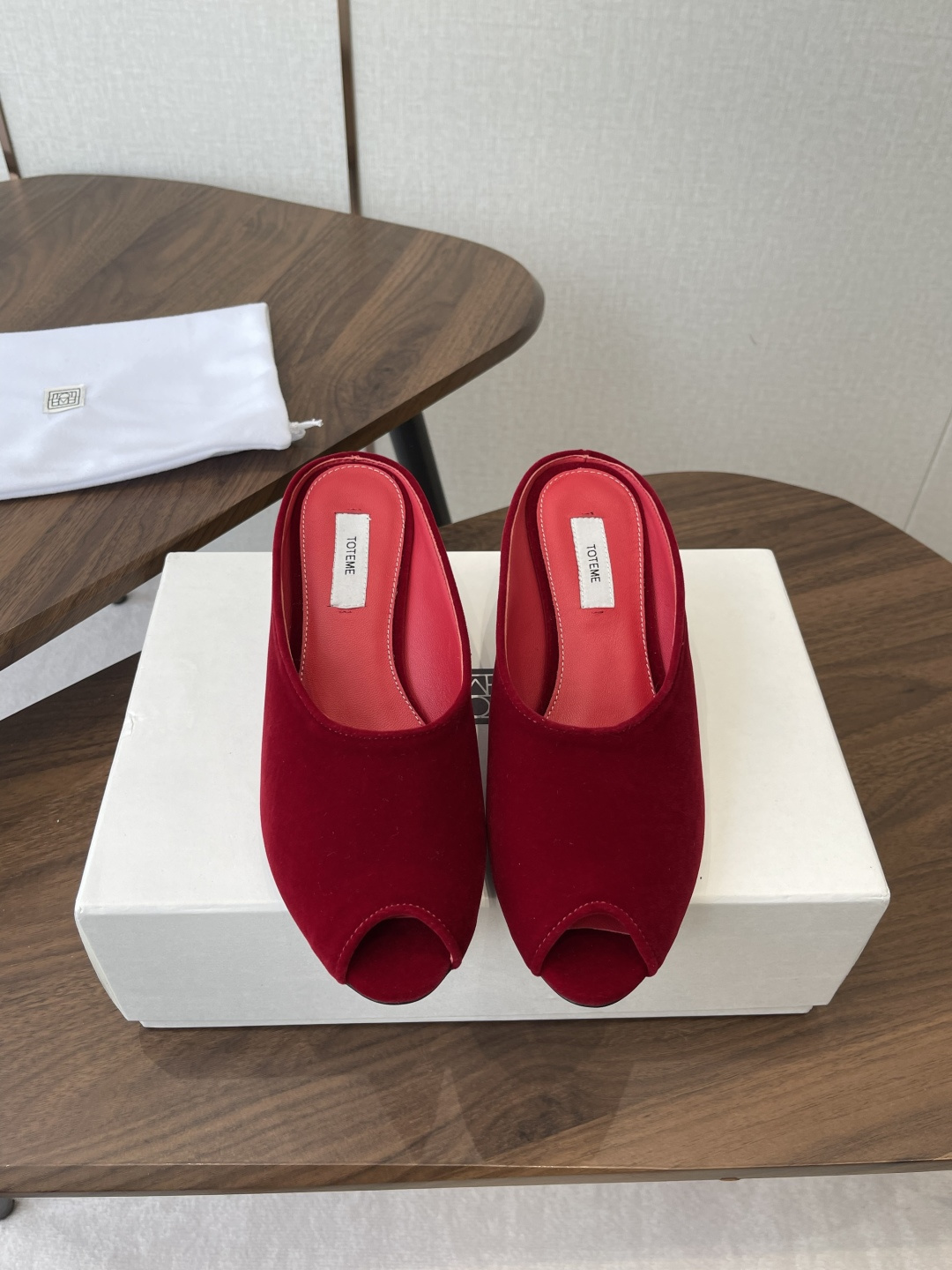 NO:788702,toteme 2026 new minimalist style treasure sandals, wedge heels, fish mouth slippers, there is a kind of minimalism, called toteme, simple and neat lines, the overall look is super high-end, fashionable, full of tassels Mary Jane mules, slippers, sandals, single shoes, fabric silk velvet, Italy, imported genuine leather outsole Size35-39 (40 41 custom-made, non-returnable), half drag, sandals, mary jane, slippers, Leather soles19860909toteme 2026新款极简风宝藏凉鞋 坡跟 鱼嘴 拖鞋 有一种极简,叫做toteme 简单利落的线条,整体看上去超级高级,时髦感一下子就拉满流苏玛丽珍穆勒鞋拖鞋凉鞋单鞋 面料丝绸绒 意大利 进口真皮大底 Size35-39（40 41订做不退换),半拖,sandals,mary jane,slippers,Leather soles,Women's Shoes