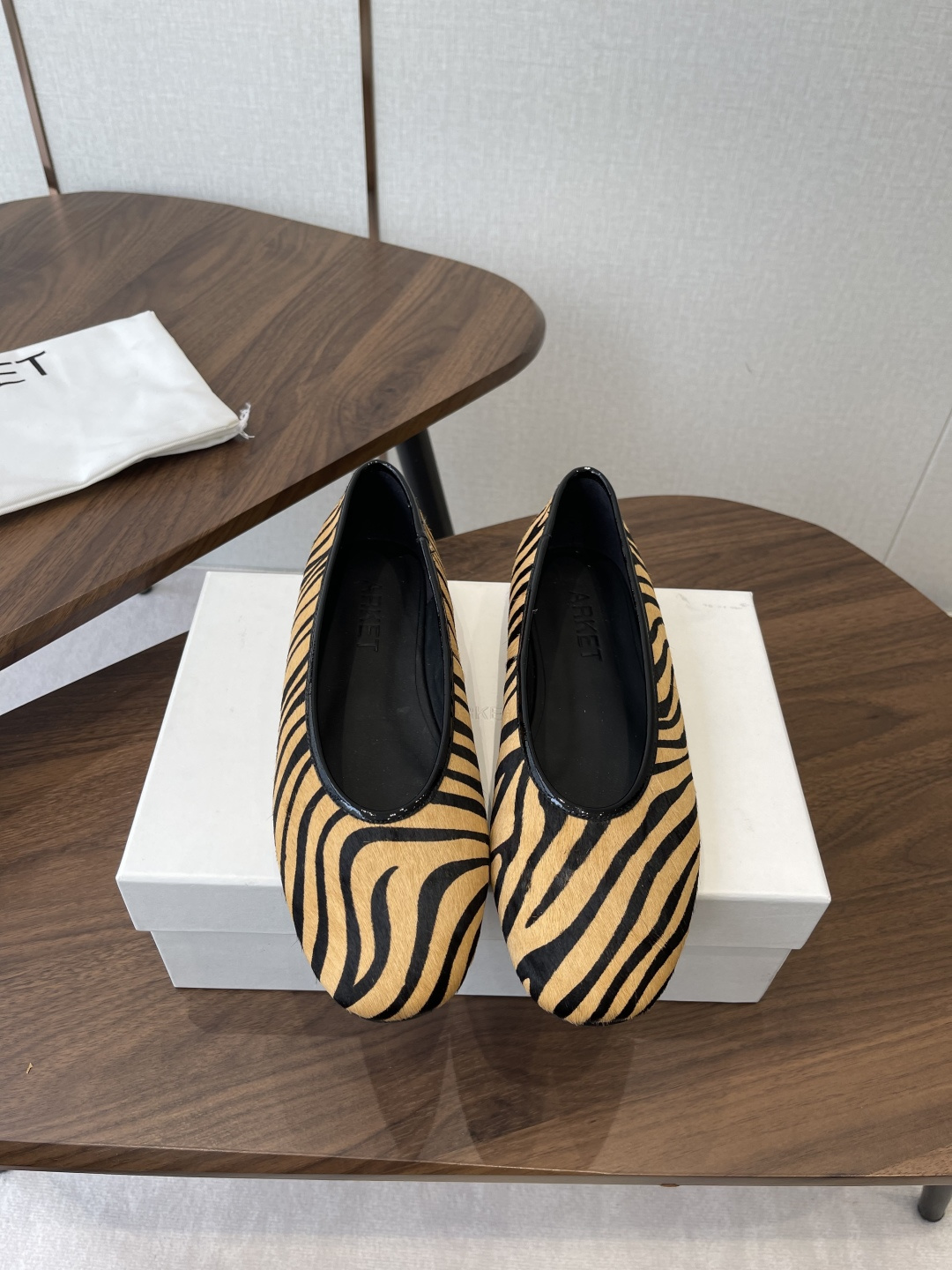 NO:788699,ARKET26ss new spring and summer round toe flat ballet shoes adopt the classic round toe flat ballet shoe version, which is the embodiment of ARKET's simple and practical design style, taking into account comfort and daily wear adaptability. The zebra pattern model uses classic brown and black contrast colors to show retro wildness; the sequined model uses silver and black monochrome to highlight the luster of the material, which is simple and has visual highlights.  Continuing ARKET's core of 'minimalist Nordic style + pragmatism', the basic shoe shape is matched with eye-catching materials, which balances the sense of design and practicality for daily wear. There is no unnecessary decoration, only materials and patterns shape the visual focus, and the shoe body has smooth lines, in line with the minimalist aesthetics of Nordic design. Horse hair/sequins on the upper, sheepskin on the lining, molded rubber outsole, Size35-39 (custom-made at 40.41, non-refundable), ballet shoes, sheepskin19860909ARKET26ss春夏新款圆头平底芭蕾舞鞋 采用经典的圆头平底芭蕾鞋版型,是ARKET简约实用的设计风格体现,兼顾舒适度与日常穿搭适配性.斑马纹款以经典棕黑撞色呈现复古野性；亮片款则用银、黑单色凸显材质光泽,简约中带视觉亮点. 延续ARKET“极简北欧风+实用主义”的核心,基础鞋型搭配亮眼材质,平衡了设计感与日常穿着的实用性.无多余装饰,仅通过材质和图案塑造视觉焦点,鞋身线条流畅,符合北欧设计的极简美学. 鞋面马毛/亮片 内里垫脚羊皮 鞋底开模橡胶大底 Size35-39（40.41定做不退换）,芭蕾舞鞋,sheepskin,Women's Shoes