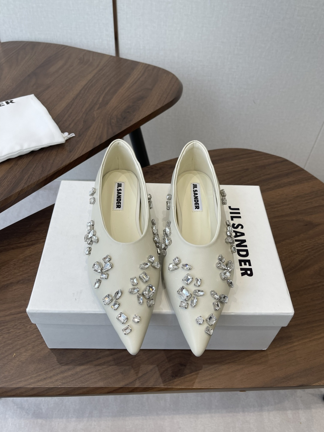 NO:788696,jil sander 2026 early spring new rhinestone single shoes. The shoes with diamonds are great. They can be worn with anything. I am really amazed. A niche style. It does not conflict with shoes. It can be worn for commuting and dating. Matched cowhide Swarovski fabric, sheepskin lining, genuine leather outsole imported from Italy. Size 35-41 (40 41 custom-made and non-returnable), single shoes, jil sander, cowhide, sheepskin, Leather soles19860909jil sander 2026早春新款水钻单鞋 带钻鞋鞋好绝,搭啥都有焦点 真的有被惊艳到 小众款,不撞鞋,通勤、约会都能穿 对版牛皮施华钻面料,羊皮内里,意大利进口真皮大底 Size35-41（40 41订做不退换）,单鞋,jil sander,cowhide,sheepskin,Leather soles,Women's Shoes