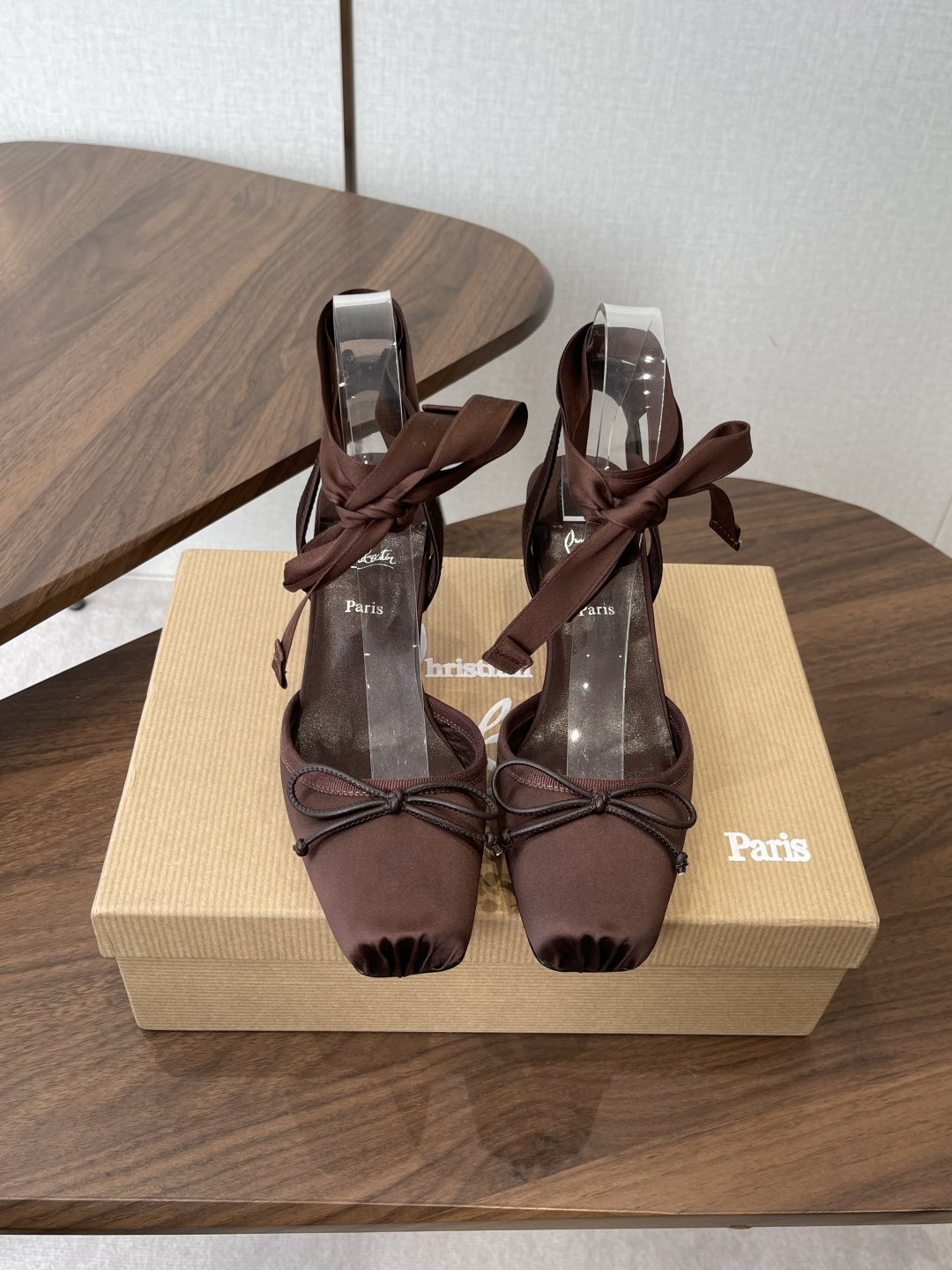 NO:788693,Christian Louboutin spring and summer new fashion catwalk ballet bow high-heeled shoes CL red-soled forever YYDS red-soled high-heeled shoes New red-soled ballet high-heeled shoes There is nothing to say. They are completely beautiful and crazy. Fatal temptation. I just tried it on my feet. Very easy to wear, very stable and very beautiful. Red-soled shoes. Super comfortable high-heeled shoes. Feminine shoes must have a pair of red-soled shoes. Silk upper, sheepskin lining, Italian imported leather outsole Size 35-41 (40  41 Custom-made (non-refundable), high heels and sandals, christian louboutin, sandals, high heels, sheepskin, real silk, Leather soles19860909Christian Louboutin 春夏新款时装走秀芭蕾蝴蝶结高跟单鞋 CL红底永远的YYDS 红底高跟 新款红底芭蕾高跟鞋 没什么好说的 就是一整个美疯 致命的诱惑 刚刚上脚试了 非常好穿非常稳 也非常美 红底鞋 超舒适的高跟鞋 女人味鞋子必须有一双红底鞋 鞋面真丝 内里羊皮 意大利进口真皮大底  Size35-41（40 41订做不退换）,高跟鞋凉鞋,christian louboutin,sandals,high heels,sheepskin,real silk,Leather soles,Women's Shoes