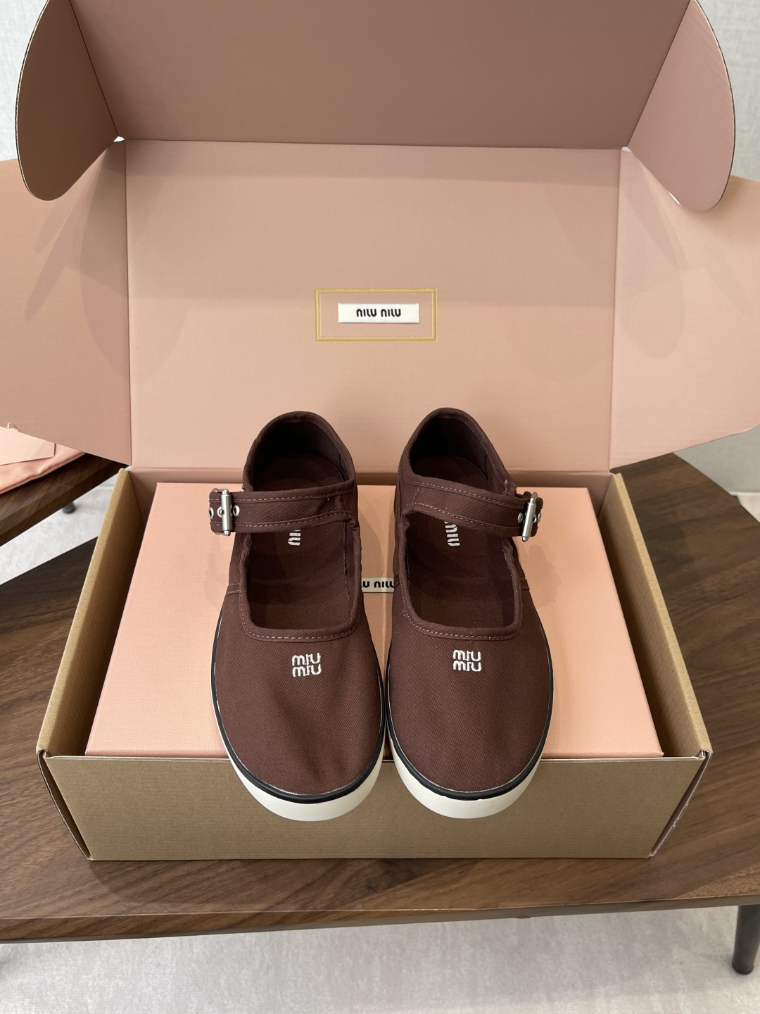 NO:788684,Miu Miu 26ss new embroidered canvas shoes for early spring. Step on the spring floral flowers under your feet. This pair of rhinestone embroidered canvas shoes is so girly!  The delicate canvas base is studded with small rhinestone flowers and embroidered branches and leaves. The blingbling comes with a soft light filter and a retro square toe to modify the foot shape. The white soft base and soft surface will not tire your feet after long-term wear. It is suitable for dresses, jeans, and pleated skirts. From a walk on campus to a date for afternoon tea, every step is smart and playful, and it is the ambience of a sweet and cool girl.  The soft bottom and soft surface are extremely comfortable. They will not tire your feet after long-term wear and will not wear your feet at all. All four colors are good-looking. You can choose between sweet girl or retro. Pair it with a pleated skirt to look like a fugitive princess, or pair with jeans to look like a casual hottie. The atmosphere of spring is all supported by these shoes. Twill upper, lining and rubber outsole, size 35-40 (customized size 40 is non-refundable)  Heel height 2cm, casual shoes/sports shoes, miumiu, sneakers, skirts, jeans19860909Miu Miu 26ss 早春新款刺绣帆布鞋 把春日碎花踩在脚下,这双水钻刺绣帆布鞋太懂少女心了！细腻帆布基底缀满水钻小花与刺绣枝叶,blingbling自带柔光滤镜,复古方头修饰脚型.白软底软面久穿不累脚,适配连衣裙、牛仔裤、百褶裙,从校园漫步到约会下午茶,每一步都灵动俏皮,是甜酷女孩的氛围感担当. 软底软面巨舒服,久穿不累脚,完全不磨脚,四个颜色都好好看,甜妹挂、复古挂随便挑.配百褶裙是在逃公主,配牛仔裤是随性辣妹,春天的氛围感,全靠这双鞋撑起来. 鞋面斜纹布 内里布里 大底橡胶大底 size35-40码（40码定制不退换） 跟高2cm,休闲鞋/运动鞋,miumiu,sneakers,skirts,jeans,Women's Shoes