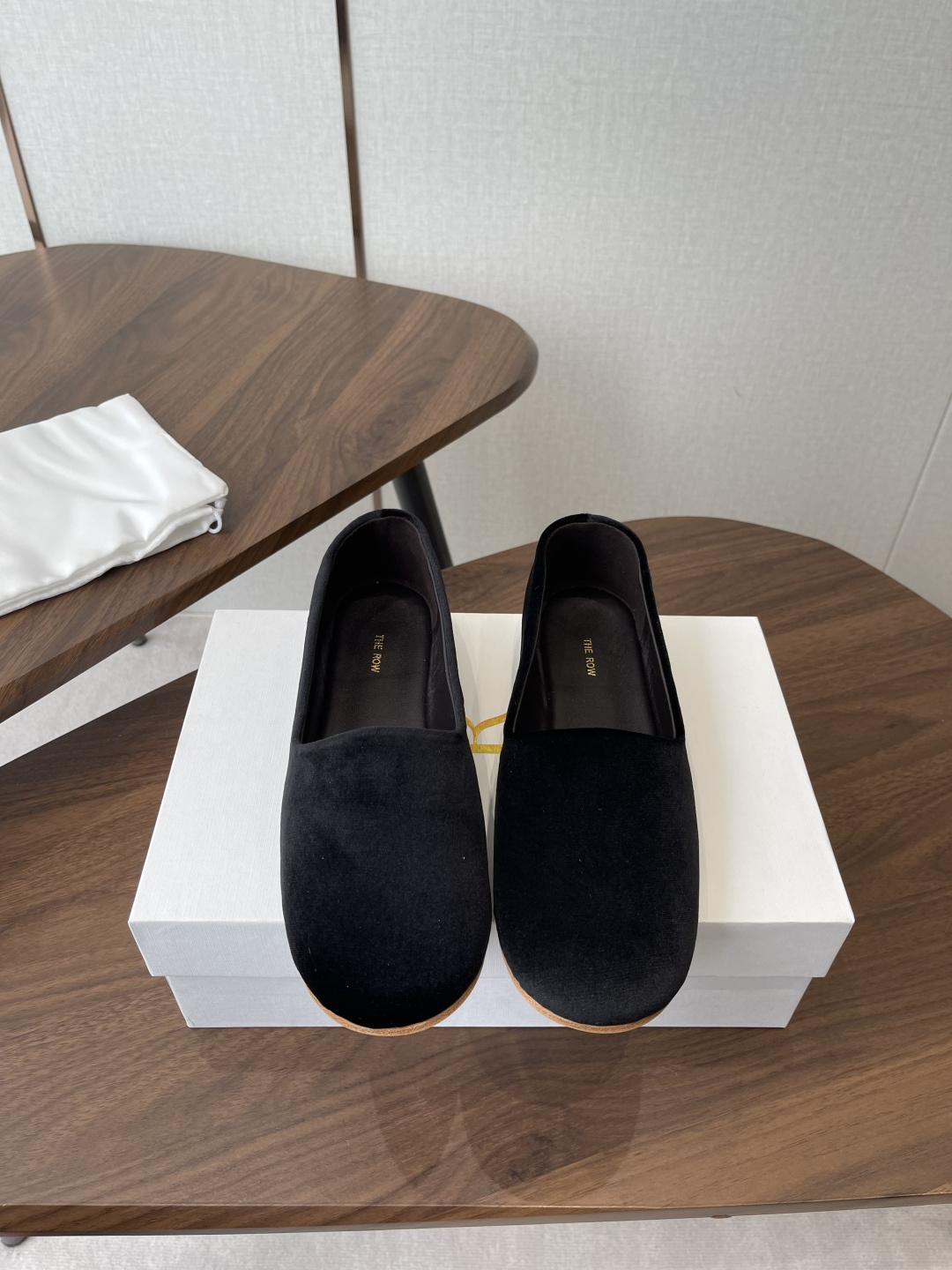 NO:788710,the row 26ss spring and summer retro simple ballet shoes!  It is said that these are the most beautiful ballet granny shoes of the year, with French elegance, high-end and fashionable, salty or sweet, artistic and temperamental!  A piece that can be worn in all seasons, buckle design, easy to wear and good-looking, a global classic by Feng Mo. The soft and delicate sheepskin fabric makes this Mary Jane immediately unique and very textured. The fabric is imported velvet/specialty. The lining is soft sheepskin. Outsole: Italian genuine leather outsole Size: #35-40 (40 custom made, non-refundable), loafers, mary jane, sheepskin, Leather soles19860909the row 26ss 春夏 复古简约 芭蕾舞鞋！ 据说这是本年度最美丽的芭蕾舞奶奶鞋,法式优雅气质在线、高级又时髦,可盐可甜,文艺又气质！ 四季可穿的单品,挂扣设计,好穿又好看,风魔全球经典著作,柔软细腻羊皮面料让这款玛丽珍立马变得与众不同,非常的有质感. 面料进口丝绒/特才 内里垫脚柔软羊皮 大底: 意大利真皮大底 Size:#35-40(40定做不退换）,乐福鞋,loafers,mary jane,sheepskin,Leather soles,Women's Shoes