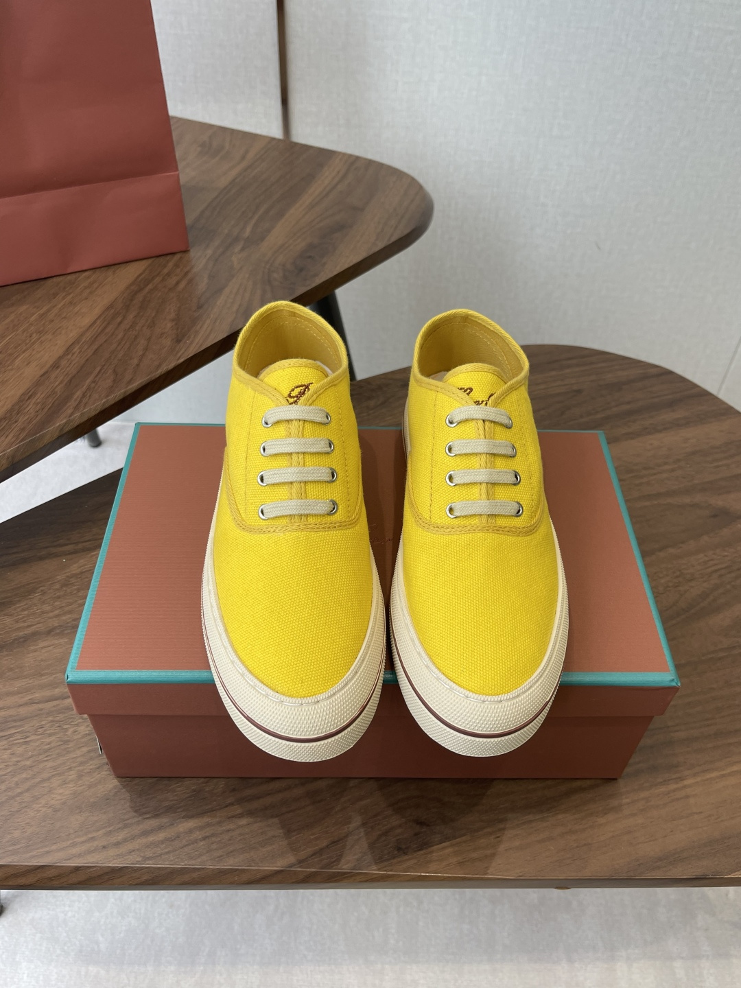 NO:788707,LoroPiana 26ss Spring and Summer New Canvas Shoes Casual Shoes This casual shoe features an ultra-low-cut design with a leather-stitched canvas fabric upper, suitable for year-round wear. The edged sole creates a relaxed and charming color combination, harmoniously blending functionality and low-key personality. An ideal shoe choice for urban wear. Embossed LP logo cotton lace upper, cow split suede sole, rubber lining, calfskin insole!  Original box packaging + shoe storage bag included. Size35-40 (40 orders are not returnable), casual shoes/sports shoes, loro piana, loro piana, sneakers, cowhide19860909LoroPiana诺悠翩雅 26ss 春夏新款 帆布鞋 休闲鞋 这款休闲鞋采用超低帮设计,革拼接帆布织物鞋面,适合全年穿着.包边鞋底营造轻松迷人的色彩组合,将功能性与低调个性风格和谐融合.打造都市着装的理想鞋履选择.压印LP徽标棉质鞋带鞋面,牛剖层绒面革鞋底,橡胶衬里,小牛皮鞋垫！原盒包装+随附鞋履收纳袋. Size35-40（40订做不退换）,休闲鞋/运动鞋,loro piana,loro piana,sneakers,cowhide,Women's Shoes