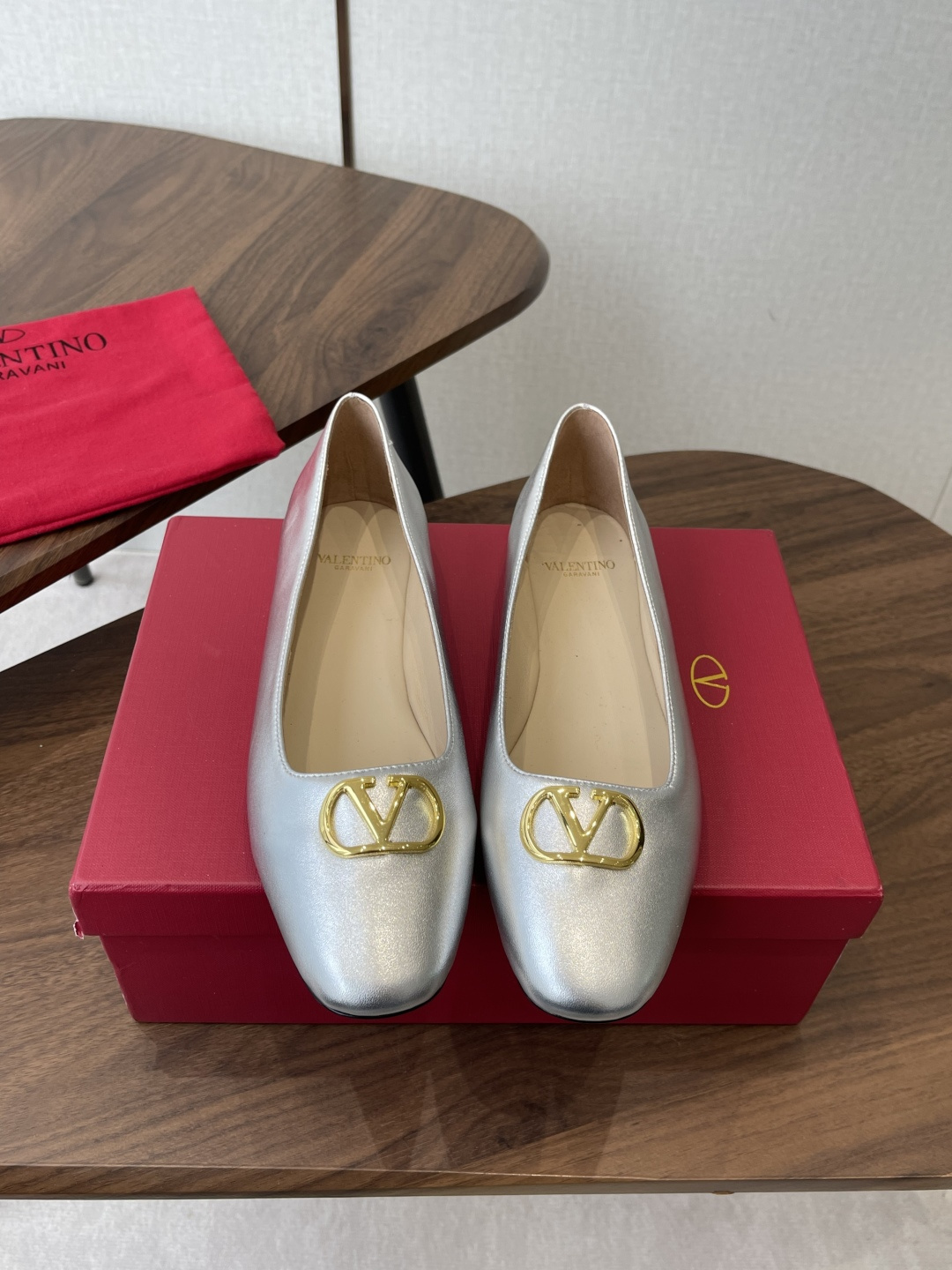 NO:788704,Valentino 26ss spring and summer new shoes are so beautiful. No wonder so many babies love to wear Valentino shoes. Every color is very versatile, black is classic, white is elegant, red is the year of birth, naked apricot, gentle and generous. The purchasing agent is priced at a thousand yuan. Our channel source can get this batch of goods!  Take advantage of all the codes now!  Rush!  Good luck to you in 2026!  Good luck picking up!  catch!  catch!  Life is going to be prosperous ~ Size35-41 (40 and 41 are made to order and are non-returnable), single shoes, valentino, valentino19860909Valentino 26ss 春夏新款 单鞋 太美了太美了,难怪那么多宝宝爱穿华伦天奴的单鞋 每个颜色都很百搭,黑色经典,白色气质,红色本命年,裸杏色,温柔大方,代购都是千元的价格 咱家渠道货源搞到这批货！趁着现在码数全！快冲！ 2026该你走运！好运接！接！接！日子就是要红红火火的～ Size35-41（40 41订做不退换）,单鞋,valentino,valentino,Women's Shoes