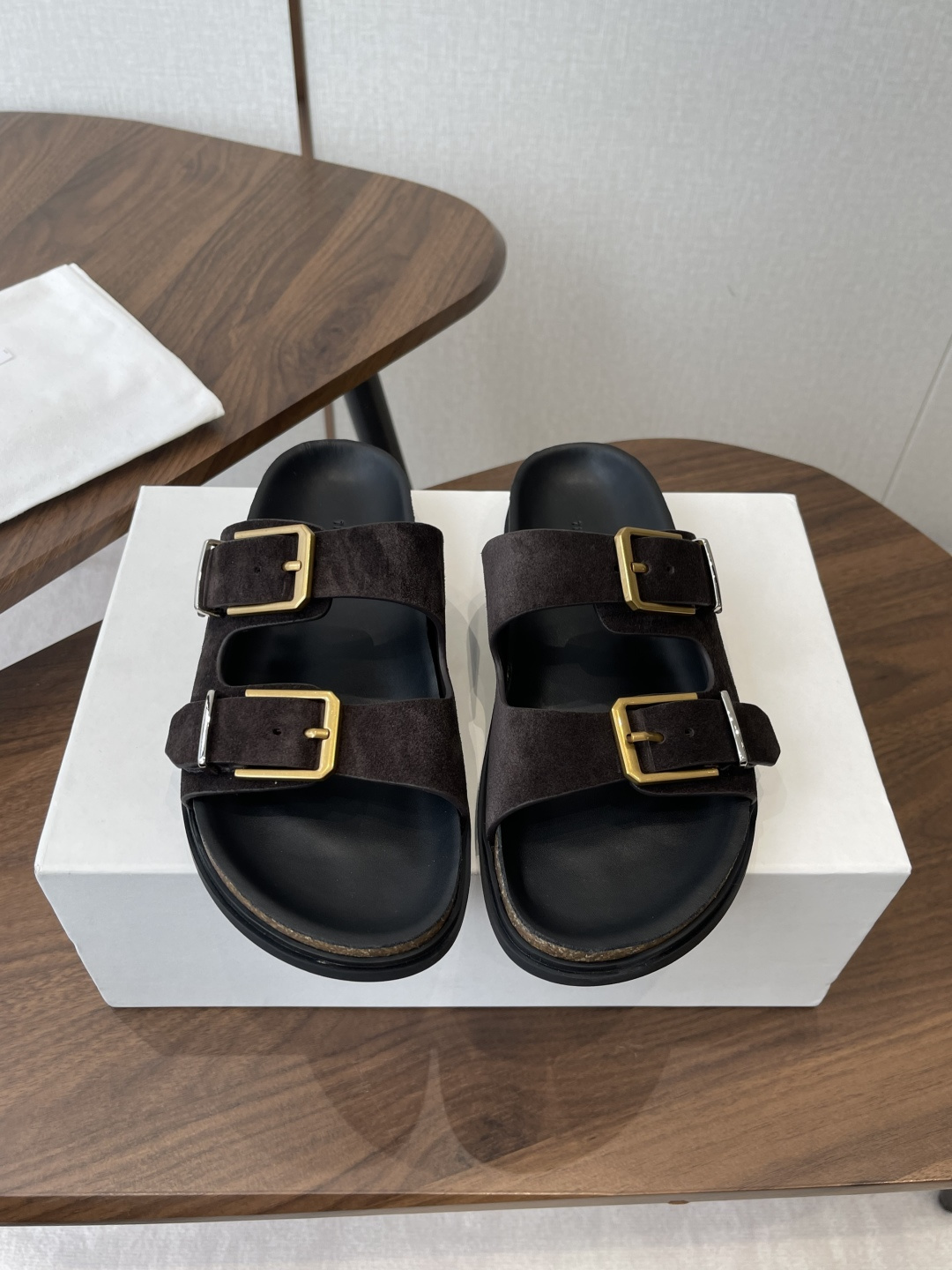 NO:788701,the row 26ss two-strap sandals. Whether in material or style, this pair embodies the health and comfort of returning to nature. No need to break in, and the more you love it after putting it on your feet. This pair looks simple but it does not lack the quality performance it should have. The price on the counter is about 7K-8k. Although it is niche, it is not cheap!  The entire pair of shoes is made of custom-made imported mixed calfskin. The leather is soft and smooth, with excellent leather texture and lasting technology. When you put it on, you can experience the carefully considered humanized design. The all-leather footbed feels particularly good, very comfortable and lightweight, and naturally versatile. In summer, a simple pair of sandals can be worn in various styles. Outsole: molded midsole, wear-resistant velvet rubber base combination, code number 35 -  40 (40 customized, non-refundable), slippers, sandals, slippers, cowhide19860909the row 26ss 二字带凉鞋 这一双不论是材质还是款式,都体现着回归自然的健康舒适,无需磨合,上脚后越穿越爱.这一双看着简单但它丝毫不缺该有的质感表现,柜上价格大概在7K-8k左右,虽然它小众但它并不廉价！ 整双鞋采用定制进口混种小牛皮,皮质柔软光滑,出色的皮料质感和楦型工艺,穿上它就能体会到那种经过用心考量的人性化设计,全皮脚床脚感特别好,非常舒适轻便,自然也百搭,夏天一双简单的凉鞋就能穿出各种风格, 大底:模具中底耐磨绒橡胶底片组合 码数35 - 40（40定制不退换),拖鞋,sandals,slippers,cowhide,Women's Shoes