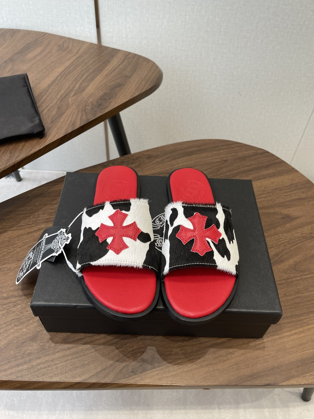 NO:788698,ChromeHearts 26ss are the most popular lazy slippers this summer, Korean version of trendy summer fashion, high-end and classy, ​​more suitable for lazy people, you can put them on with just one kick, no need to move your hands, convenient and fast Size#35-44, slippers, chrome hearts, chrome hearts, slippers19860909ChromeHearts 克罗心 26ss 今夏最流行的懒人拖鞋,韩版潮流夏季时尚 高端大气上档次外,更适合懒人族们,一脚蹬就穿好了,都不用动下手,方便快捷 Size#35-44,拖鞋,chrome hearts,chrome hearts,slippers,Women's Shoes