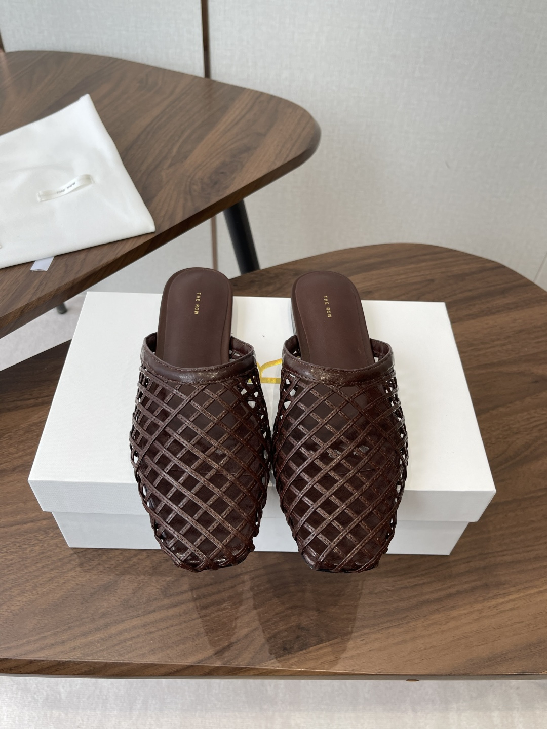 NO:788695,The Row26ss new early spring woven hollow Mule mop made in Guangzhou puts looseness on the feet, hand-woven texture, is a low-key luxury square toe silhouette + no heel design. It walks with wind, and also comes with a lazy filter. Black and brown are all-purpose base colors in the wardrobe, suitable for suits, skirts, and wide-leg pants. The effortless sense of luxury starts from the feet. Every weaving is the warmth of handwork, the collision of soft leather and hollow  Let walking become a kind of enjoyment, do not chase trends, just be loyal to texture. This is yours, a quiet and high-end daily life. Upper calfskin woven lining sheepskin outsole Italian genuine leather outsole injection molding size 35-40 (40 yards customization is not returnable), half drag, skirts, business suit, cowhide, sheepskin, Leather soles19860909莞产The Row26ss早春新款编织镂空穆勒拖 把松弛感穿在脚上,手工编织肌理,是低调的奢华 方头轮廓+无后跟设计.走路带风,也自带慵懒滤镜黑与棕,都是衣橱里的万能底色,适配西装、半裙、阔腿裤不费力的高级感,从脚下开始. 每一格编织,都是手作的温度,软皮与镂空的碰撞 让行走成为一种享受,不追逐潮流,只忠于质感 这是属于你的,安静而高级的日常. 鞋面小牛皮编织 内里羊皮 大底意大利真皮大底注塑射出 size35-40码（40码定制不退换）,半拖,skirts,business suit,cowhide,sheepskin,Leather soles,Women's Shoes