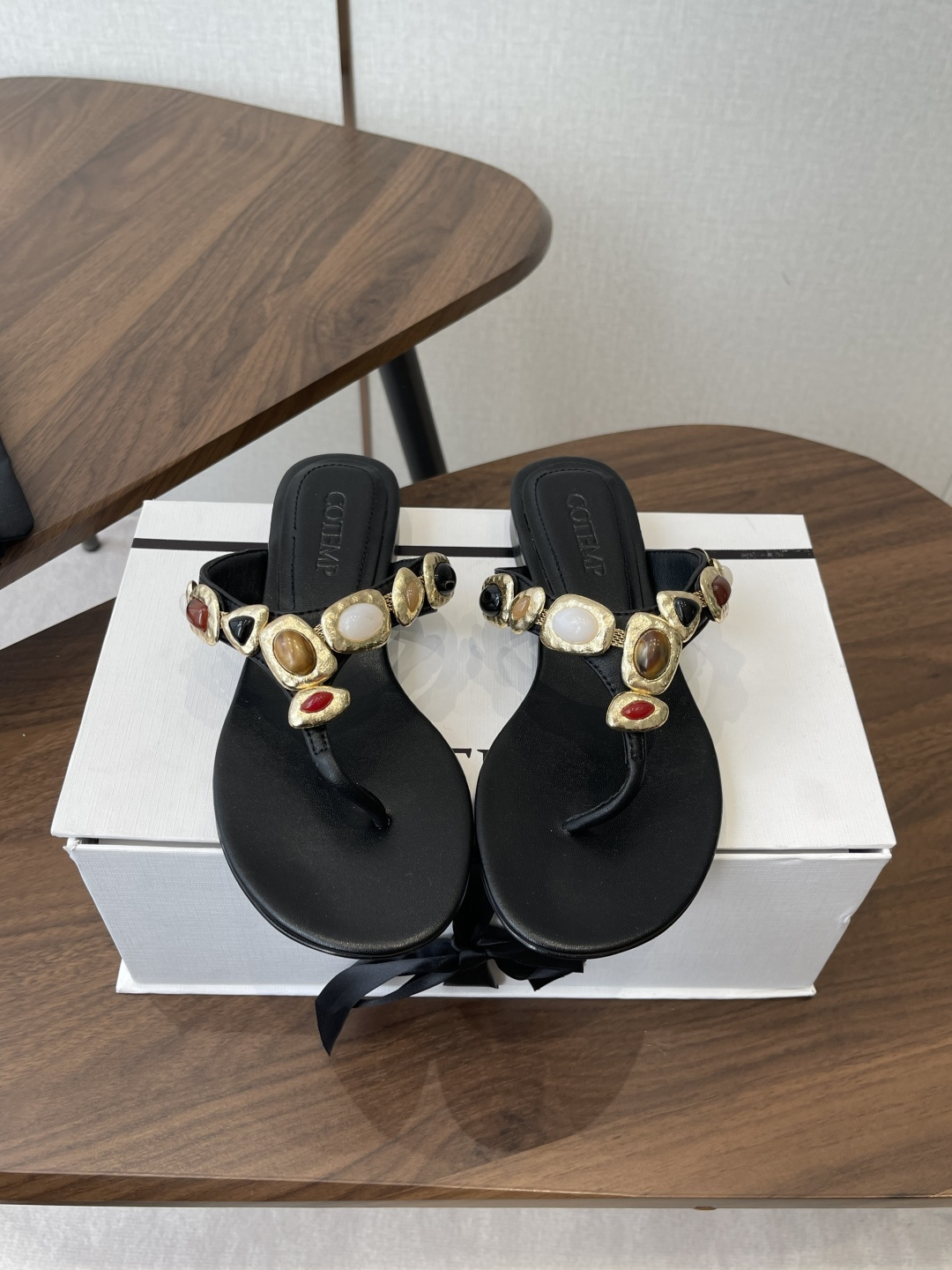 NO:788692,310Cotem 56 Kamaro flip-flop series slippers. Flip-flops that will be planted at first glance. Perfect for holidays. The color retains the authentic natural texture and handmade traces. The integration of multiple special-shaped gemstones and natural stones creates a harmonious texture that is integrated with nature. The texture carries the self-evident relaxation and holiday atmosphere, which is closely related to summer travel. Upper sheepskin, foot sheepskin, Italian genuine leather outsole, heel height 1.5cm  4cm Size 35-40 (40 made to order, non-refundable), split-toe shoes, slippers, sheepskin, Leather soles19860909310Cotem 56 Kamaro 人字拖夹脚系列 拖鞋 一眼就被种草的人字拖 太适合假日度假啦色 保留本真的天然质感与手工痕迹,多颗异型宝石和天然石的融入,营造出与大自然浑成一体的和谐质感 肌理承载不言而喻的松弛和度假气息,与夏日旅途息息相关 鞋面羊皮 垫脚羊皮 意大利真皮大底 跟高1.5cm 4cm Size35-40（40订做不退换）,分趾鞋,slippers,sheepskin,Leather soles,Women's Shoes