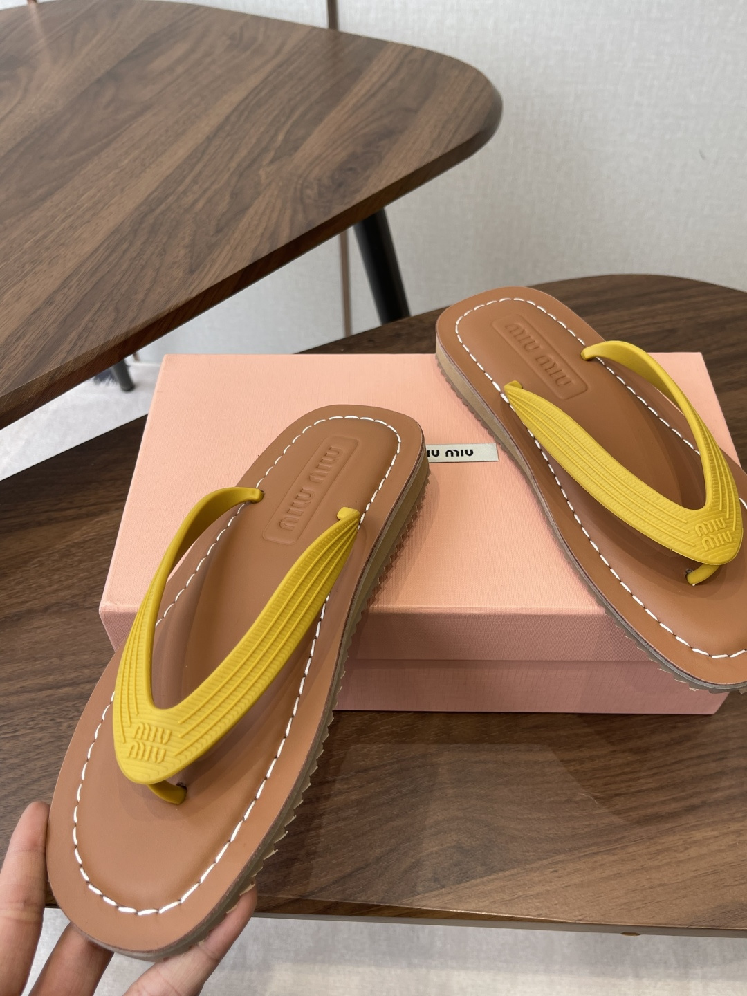 Miu Miu Miu 26ss 春夏季走秀款 夹趾凉鞋 最新款 夹趾徽标