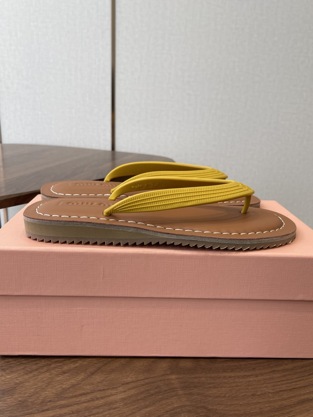 Miu Miu Miu 26ss 春夏季走秀款 夹趾凉鞋 最新款 夹趾徽标