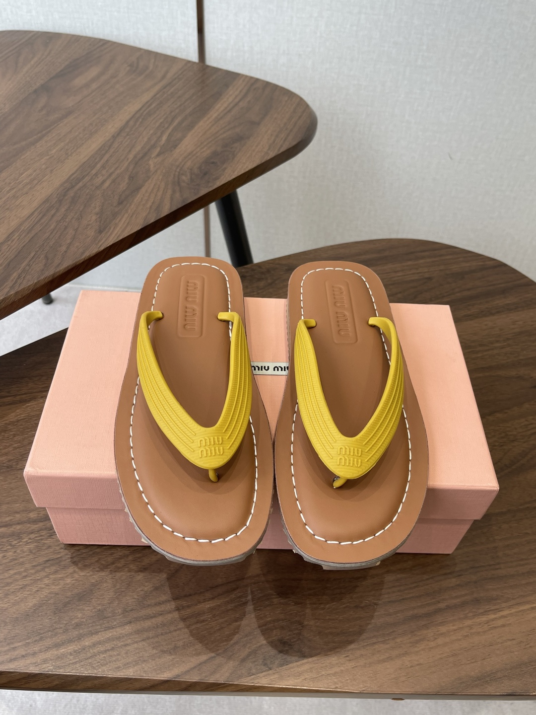 Miu Miu Miu 26ss 春夏季走秀款 夹趾凉鞋 最新款 夹趾徽标