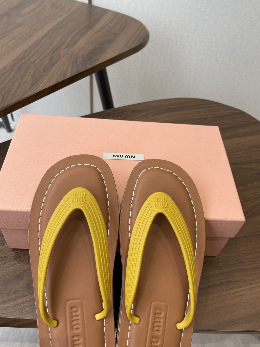 Miu Miu Miu 26ss 春夏季走秀款 夹趾凉鞋 最新款 夹趾徽标