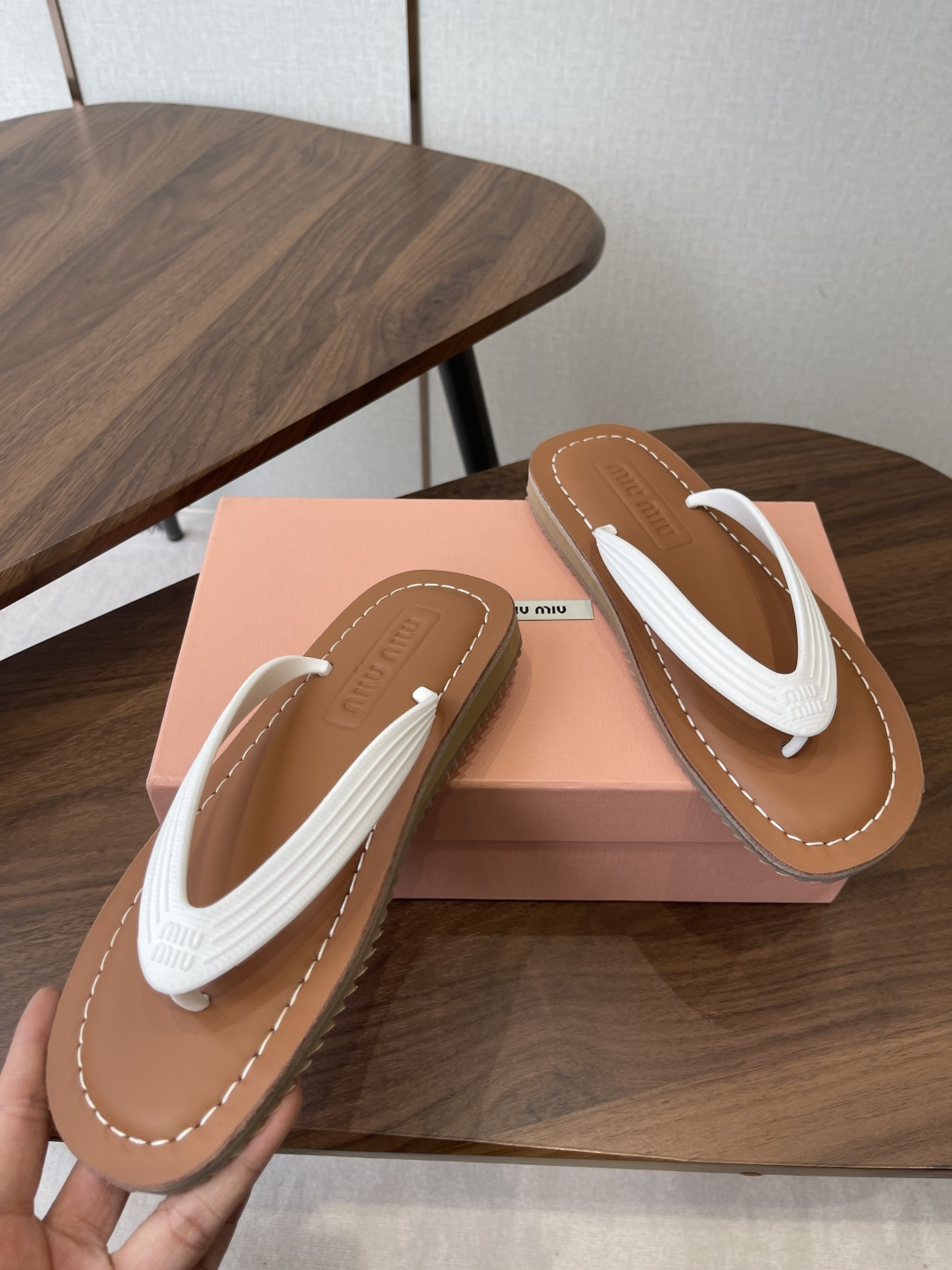 Miu Miu Miu 26ss 春夏季走秀款 夹趾凉鞋 最新款 夹趾徽标