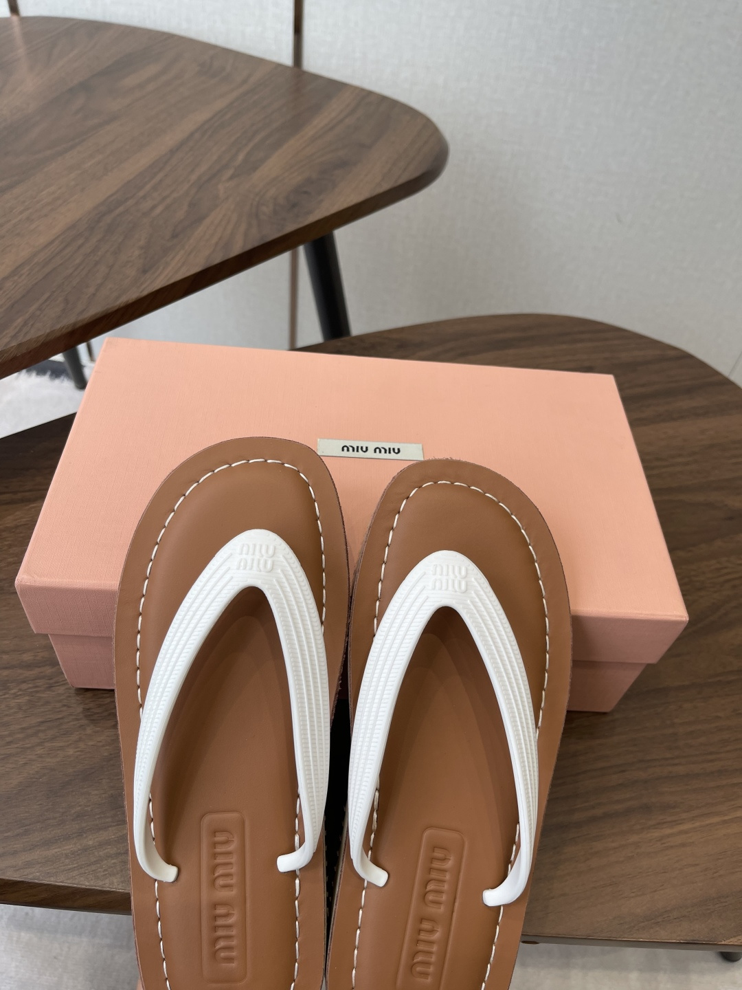 Miu Miu Miu 26ss 春夏季走秀款 夹趾凉鞋 最新款 夹趾徽标