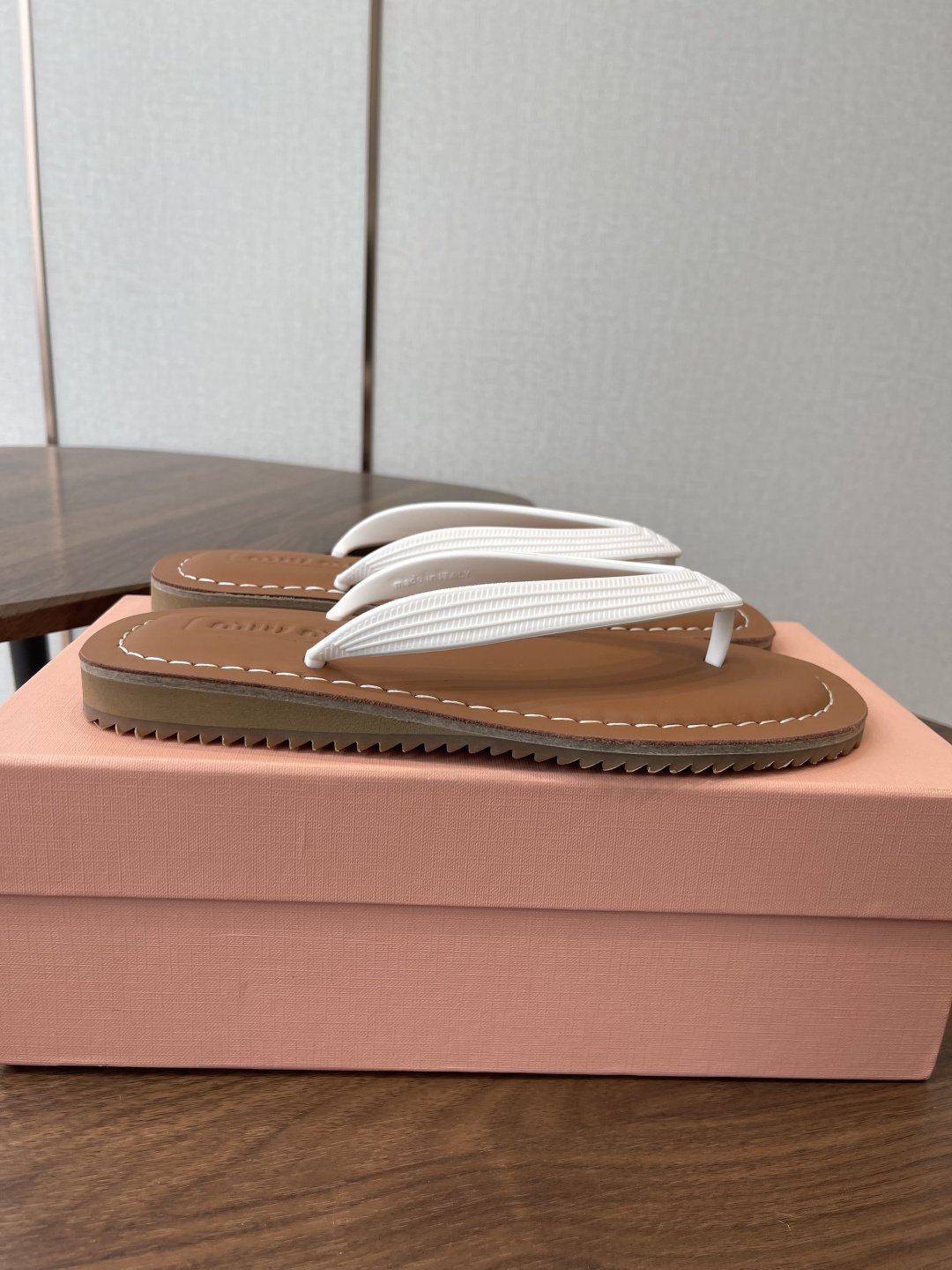 Miu Miu Miu 26ss 春夏季走秀款 夹趾凉鞋 最新款 夹趾徽标