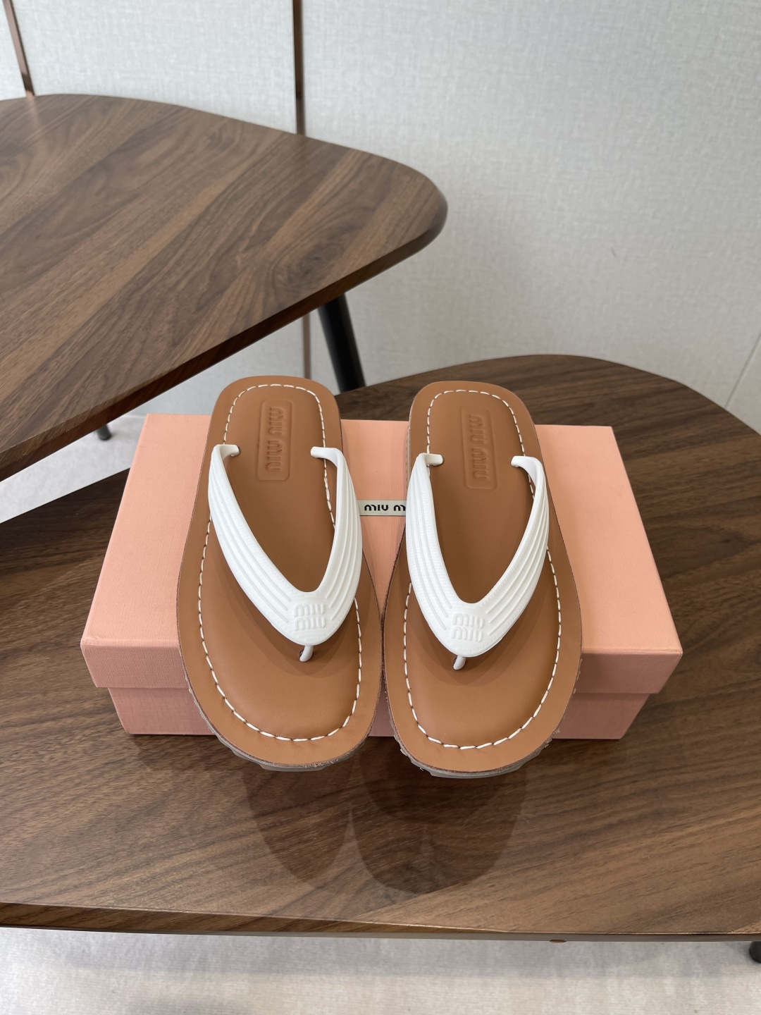 NO:787636,Miu Miu 26ss Spring and Summer Catwalk Style Flip-Toe Sandals Latest Style Flip-Toe Logo Women's Summer Slippers, made of full-body cowhide material, soft and soft on the upper foot, skin-friendly, soft and comfortable, gorgeous craftsmanship creates exquisite three-dimensional texture, reinterpreting the classic aesthetics of sandals. The iconic metal lettering logo decorates the upper, adding a distinctive style, the leather sole and covered heel design make you comfortable to walk  Imported fetal cowhide upper, full sheepskin lining, original molded outsole, Size#35-40 (40-41 customized, non-returnable), split-toe shoes, miumiu, sandals, slippers, cowhide, sheepskin19860909Miu Miu 26ss 春夏季走秀款 夹趾凉鞋 最新款 夹趾徽标 女士夏季拖鞋 ,全胎牛皮 材质 ,上脚软软绵绵的 , 亲肤柔软舒适 ,华美工艺营造精致的立体纹理质感,重释凉鞋的经典美学 标志性的金属刻字徽标装点鞋面,平添鲜明格调,皮革鞋底与包覆式鞋跟设计令人舒心起行 鞋面进口胎牛皮 内里垫脚全羊皮 大底原版开模大底 Size#35-40（40 41订做不退换）,分趾鞋,miumiu,sandals,slippers,cowhide,sheepskin,Women's Shoes