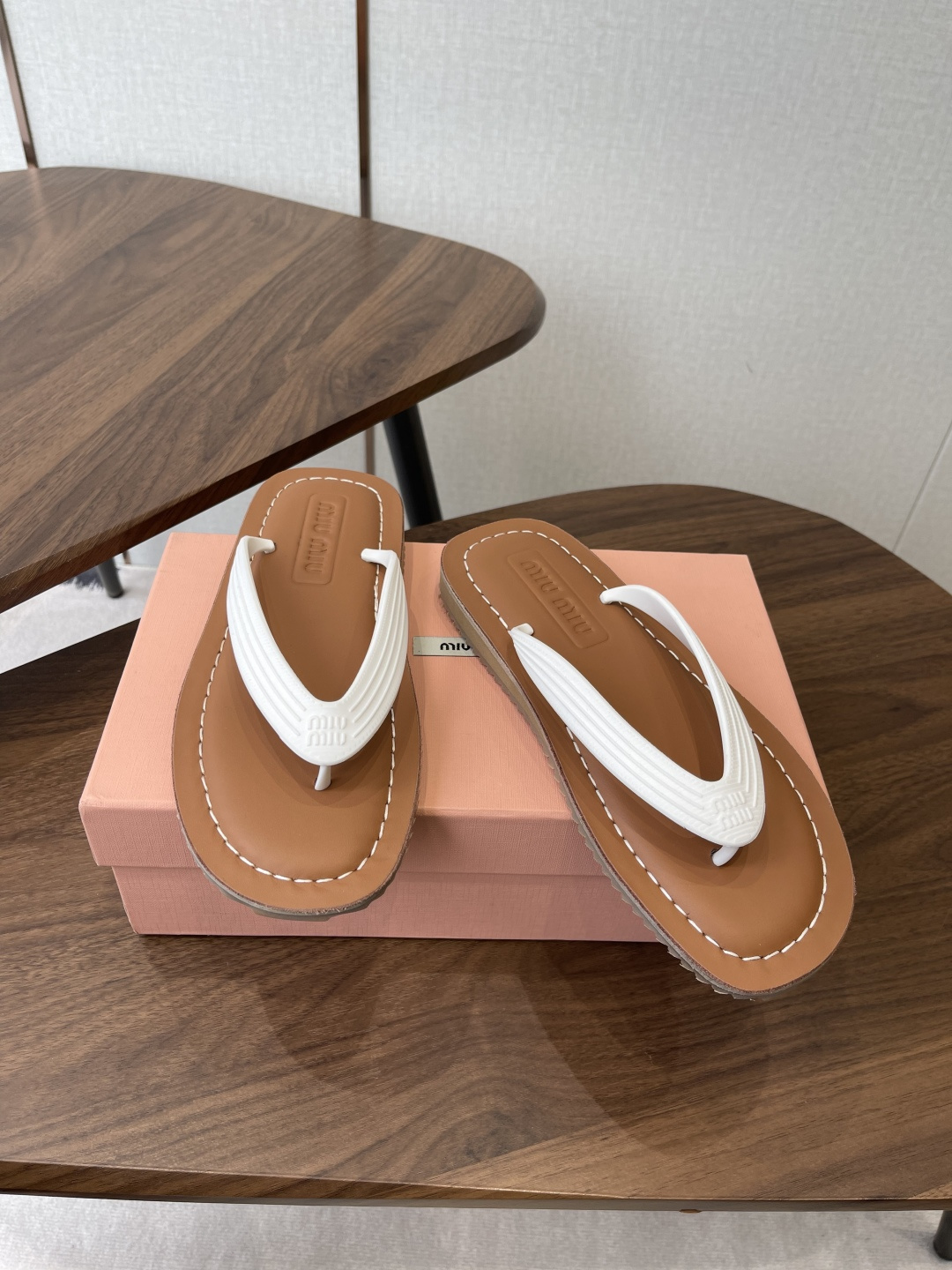 Miu Miu Miu 26ss 春夏季走秀款 夹趾凉鞋 最新款 夹趾徽标