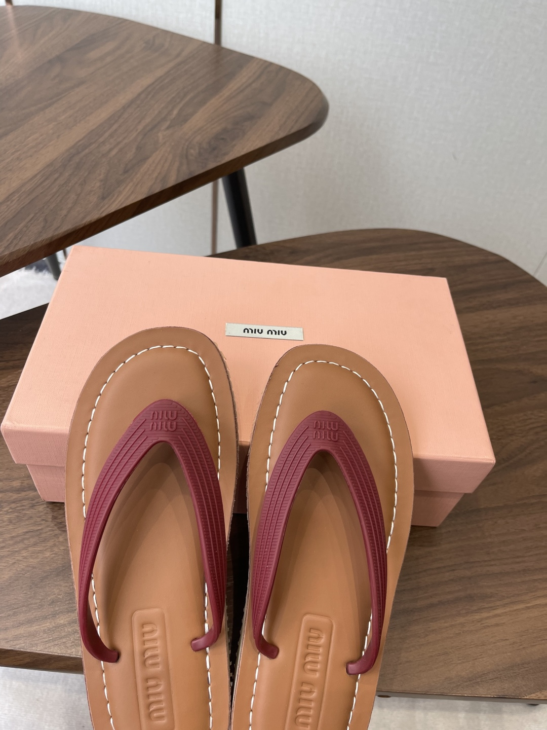 Miu Miu Miu 26ss 春夏季走秀款 夹趾凉鞋 最新款 夹趾徽标